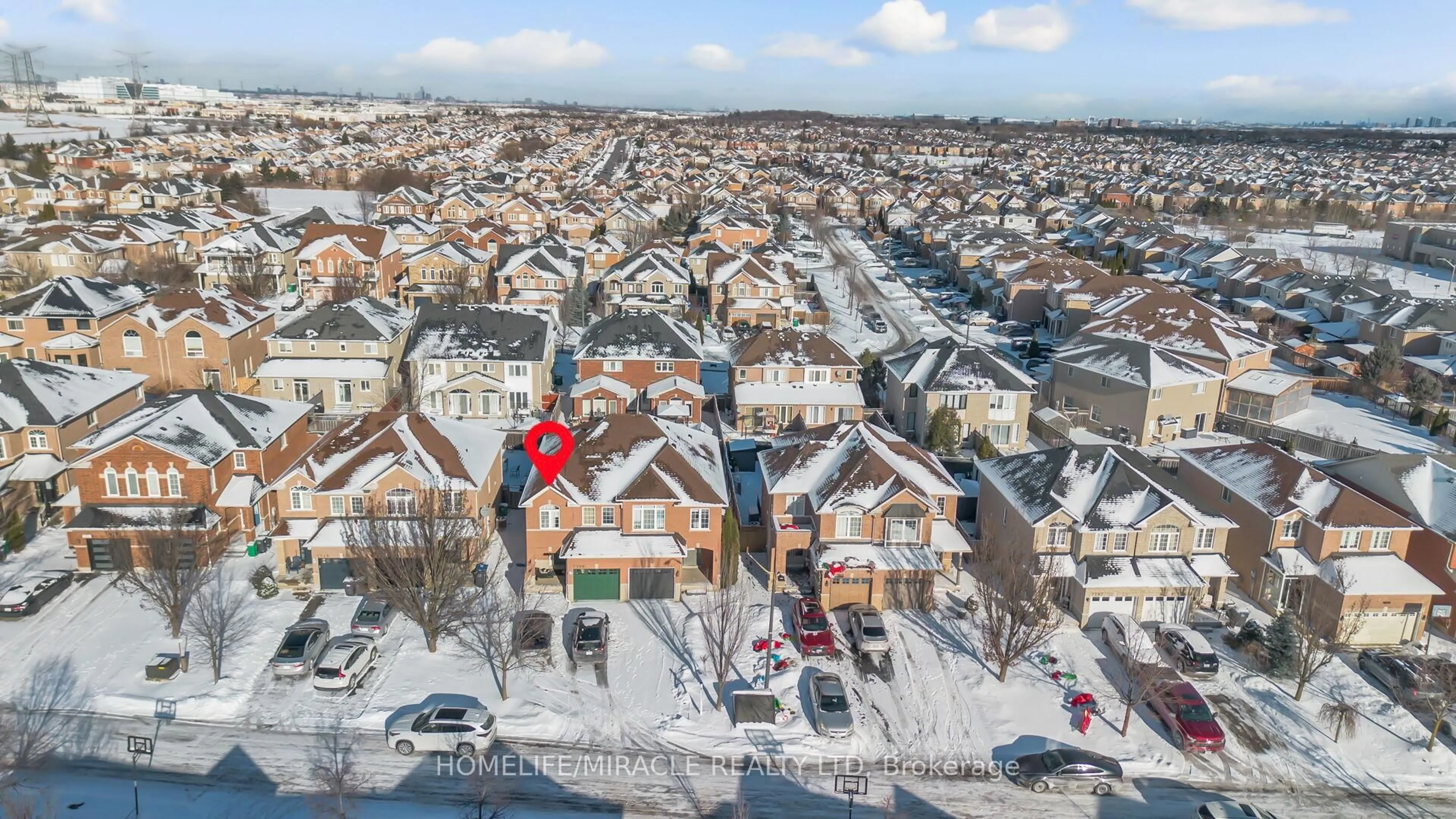 A pic from outside/outdoor area/front of a property/back of a property/a pic from drone, city buildings view from balcony for 7307 Cork Tree Row, Mississauga Ontario L5N 8N9