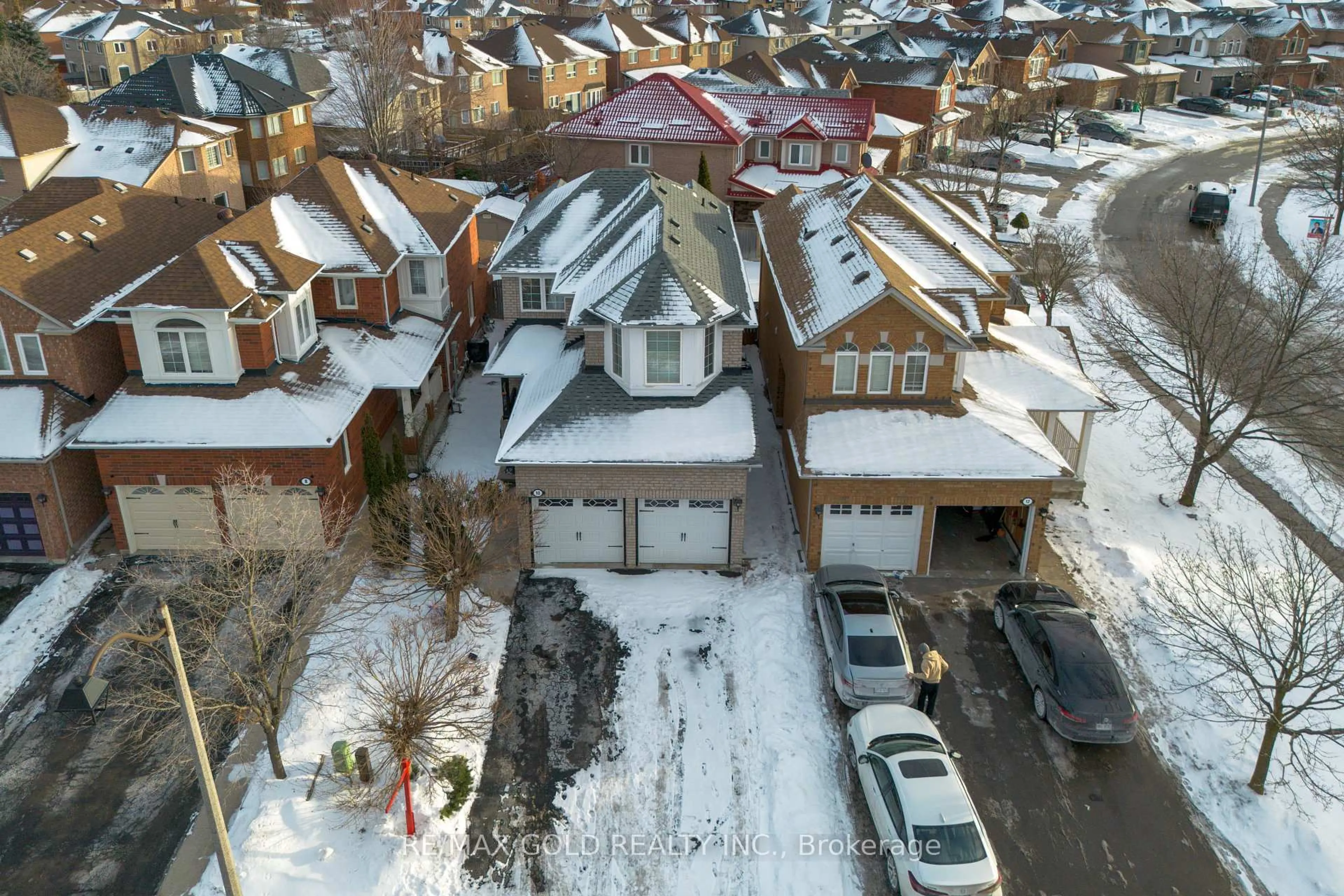 A pic from outside/outdoor area/front of a property/back of a property/a pic from drone, street for 10 Narrow Valley Cres, Brampton Ontario L6R 2M6