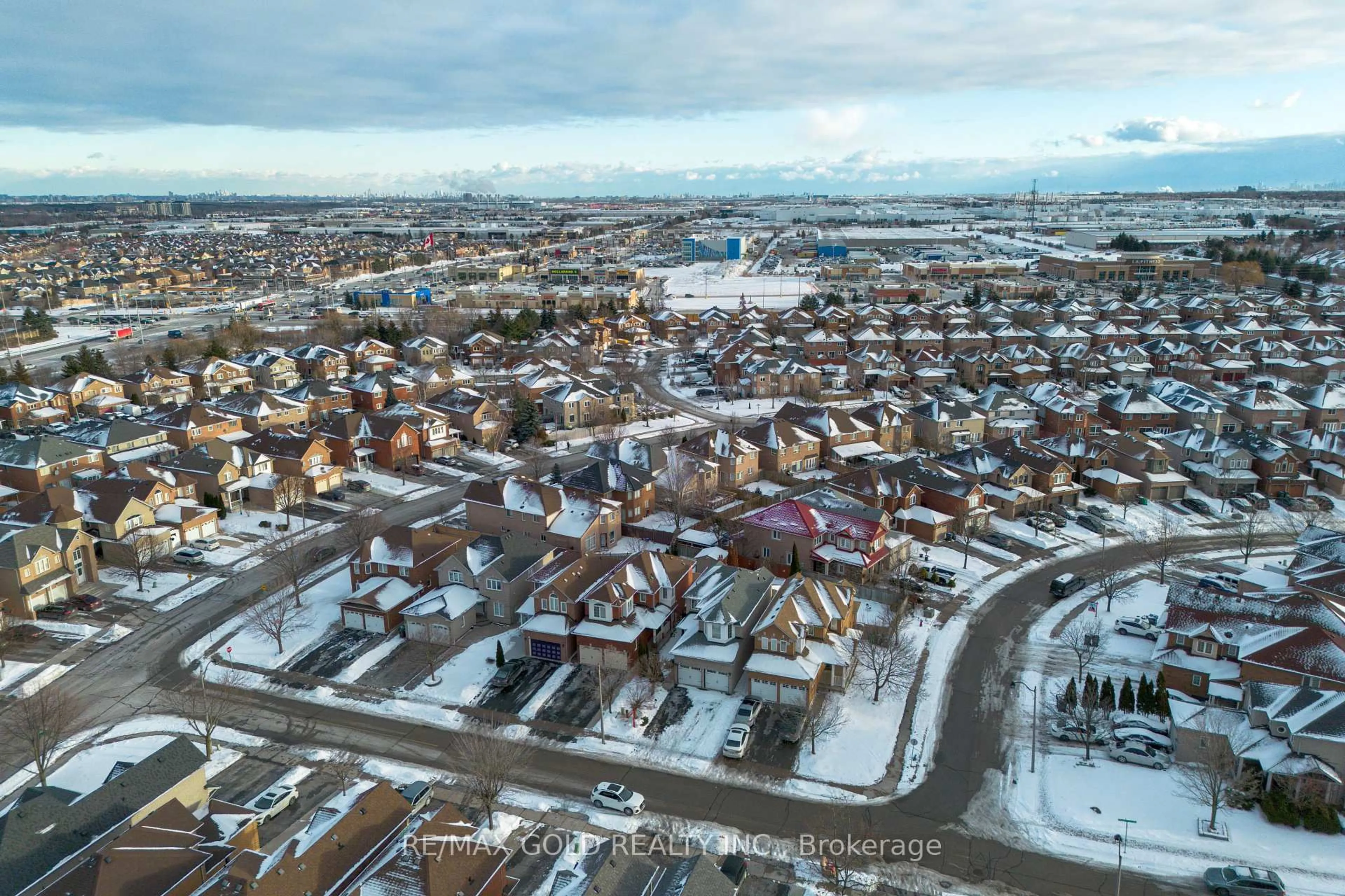 A pic from outside/outdoor area/front of a property/back of a property/a pic from drone, street for 10 Narrow Valley Cres, Brampton Ontario L6R 2M6