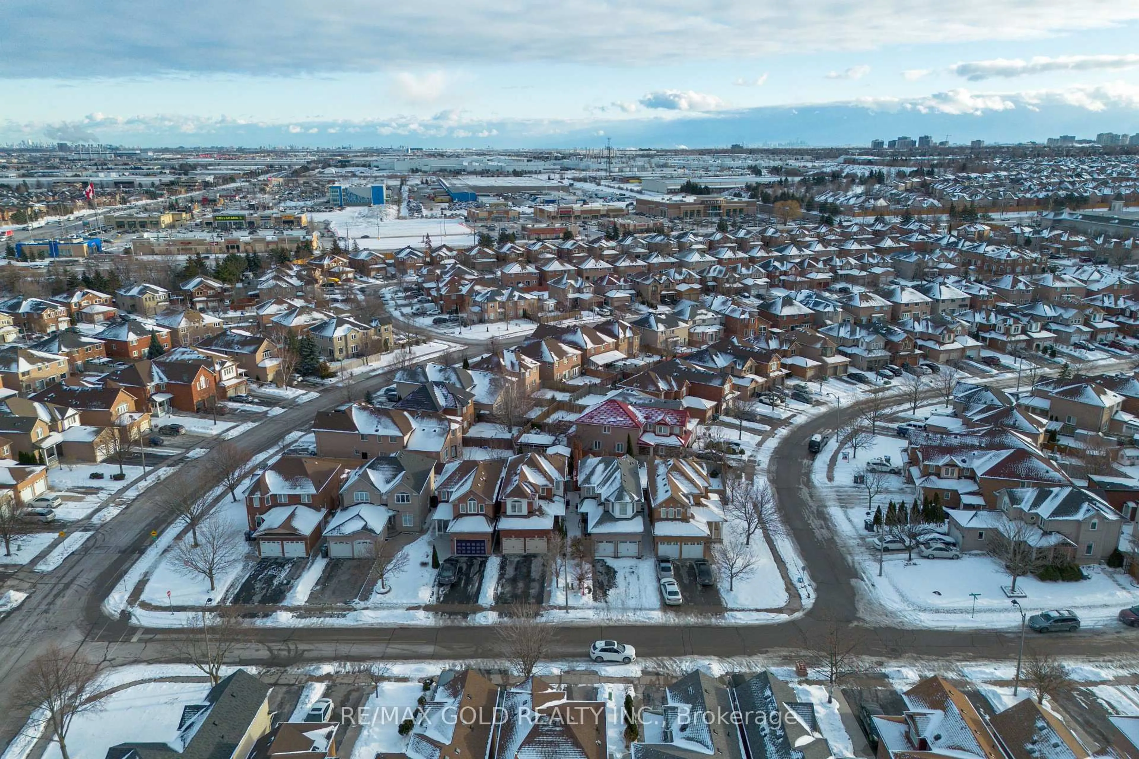 A pic from outside/outdoor area/front of a property/back of a property/a pic from drone, street for 10 Narrow Valley Cres, Brampton Ontario L6R 2M6