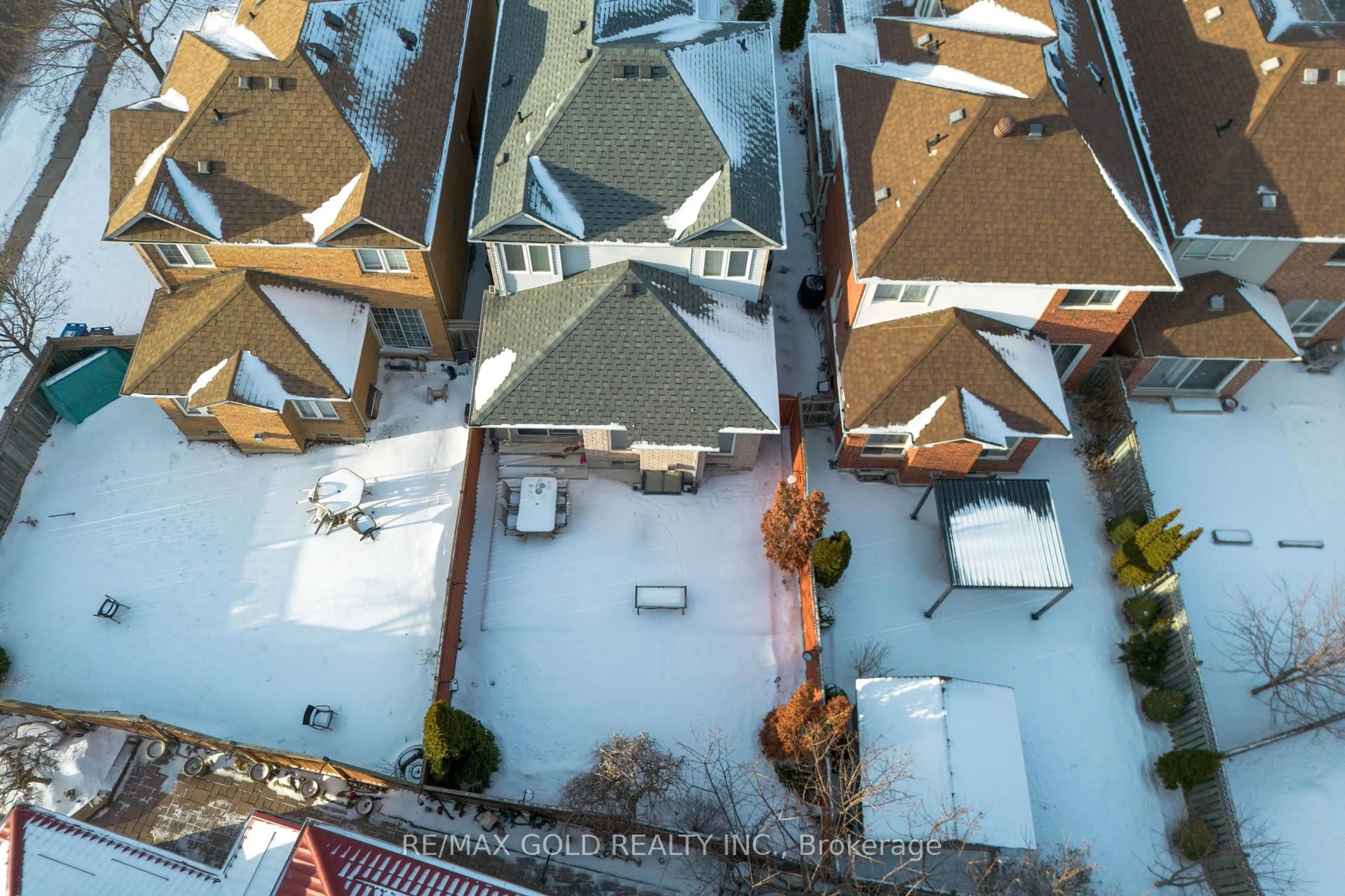A pic from outside/outdoor area/front of a property/back of a property/a pic from drone, city buildings view from balcony for 10 Narrow Valley Cres, Brampton Ontario L6R 2M6
