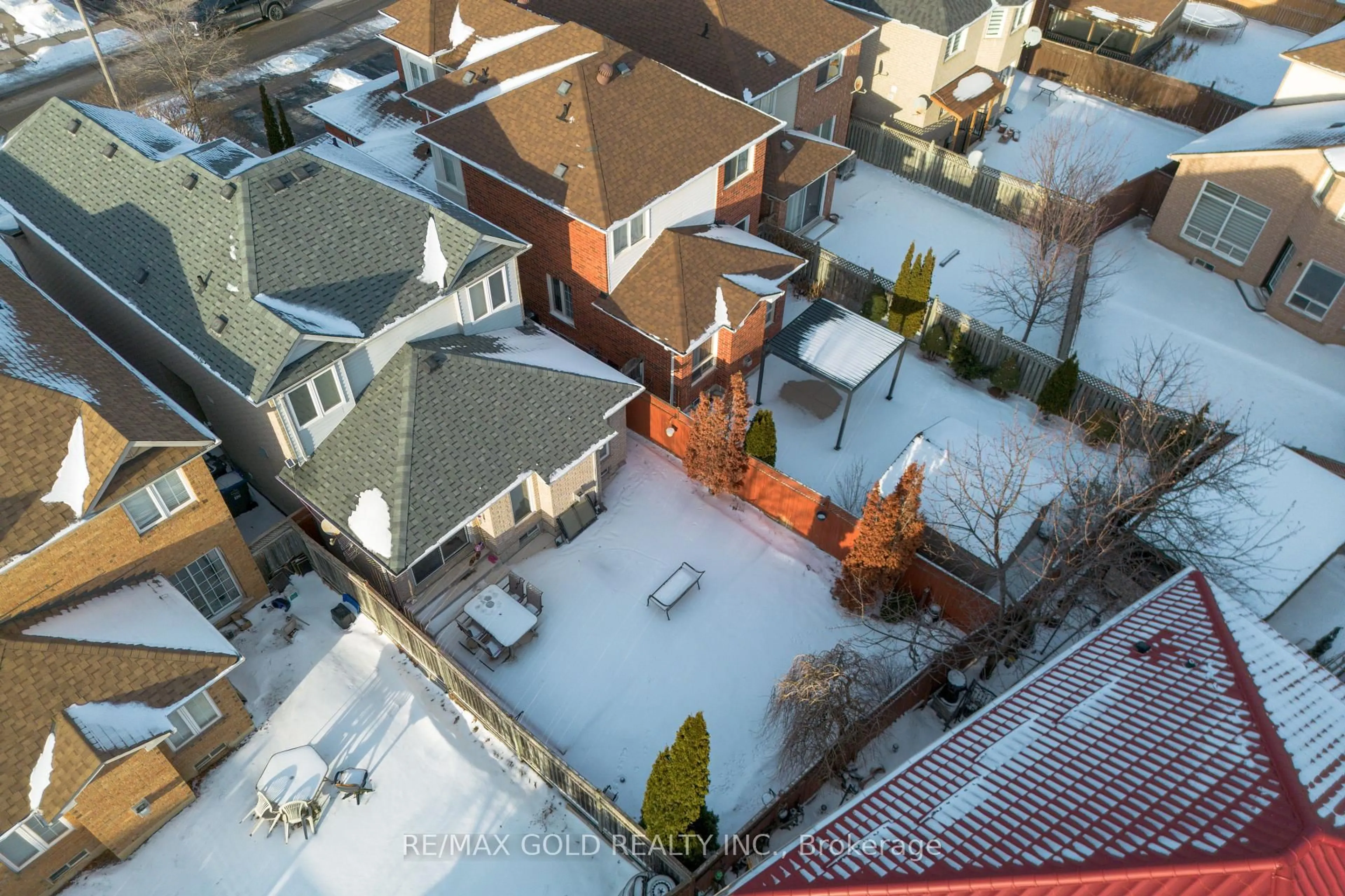 A pic from outside/outdoor area/front of a property/back of a property/a pic from drone, city buildings view from balcony for 10 Narrow Valley Cres, Brampton Ontario L6R 2M6