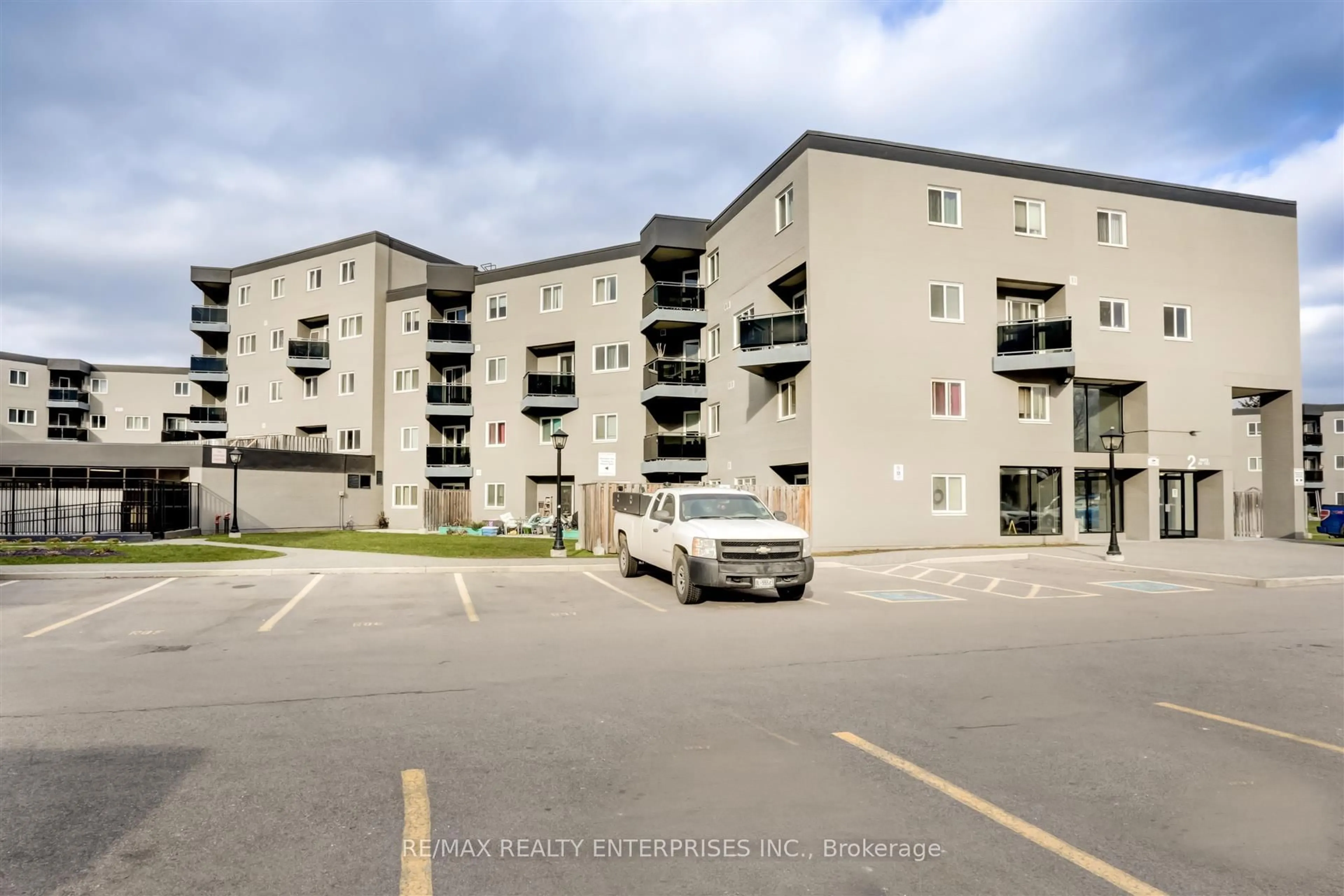 A pic from outside/outdoor area/front of a property/back of a property/a pic from drone, street for 2001 Bonnymede Dr #110, Mississauga Ontario L5J 4H8