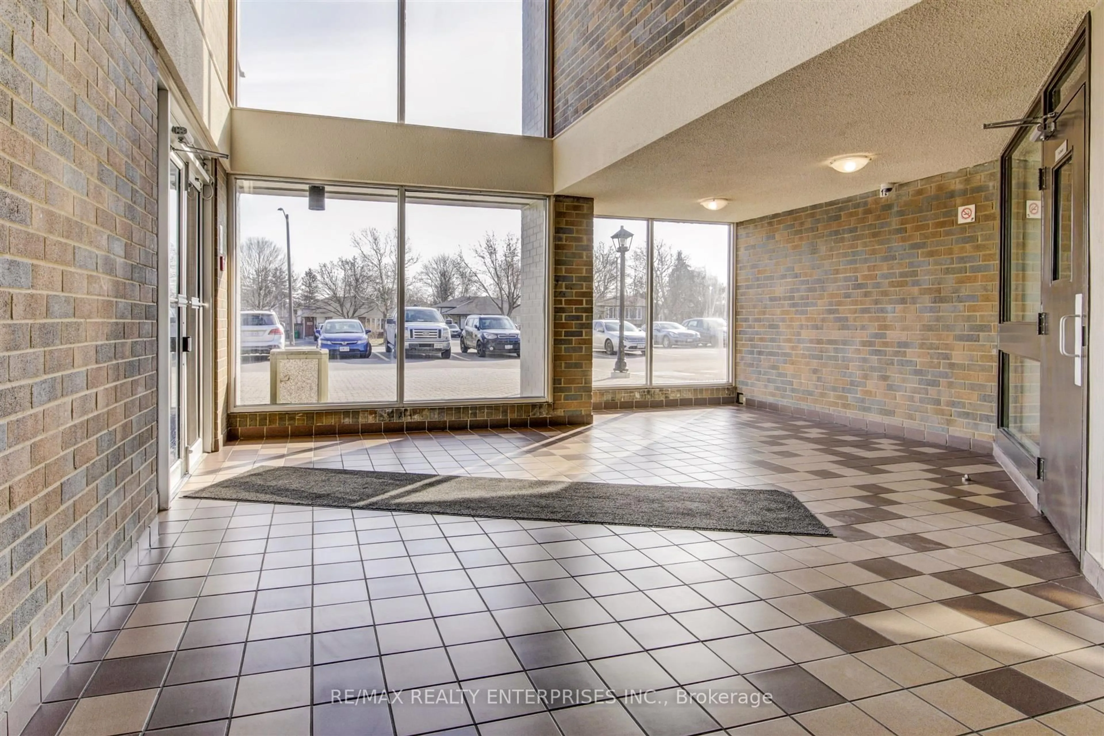 Indoor foyer for 2001 Bonnymede Dr #110, Mississauga Ontario L5J 4H8