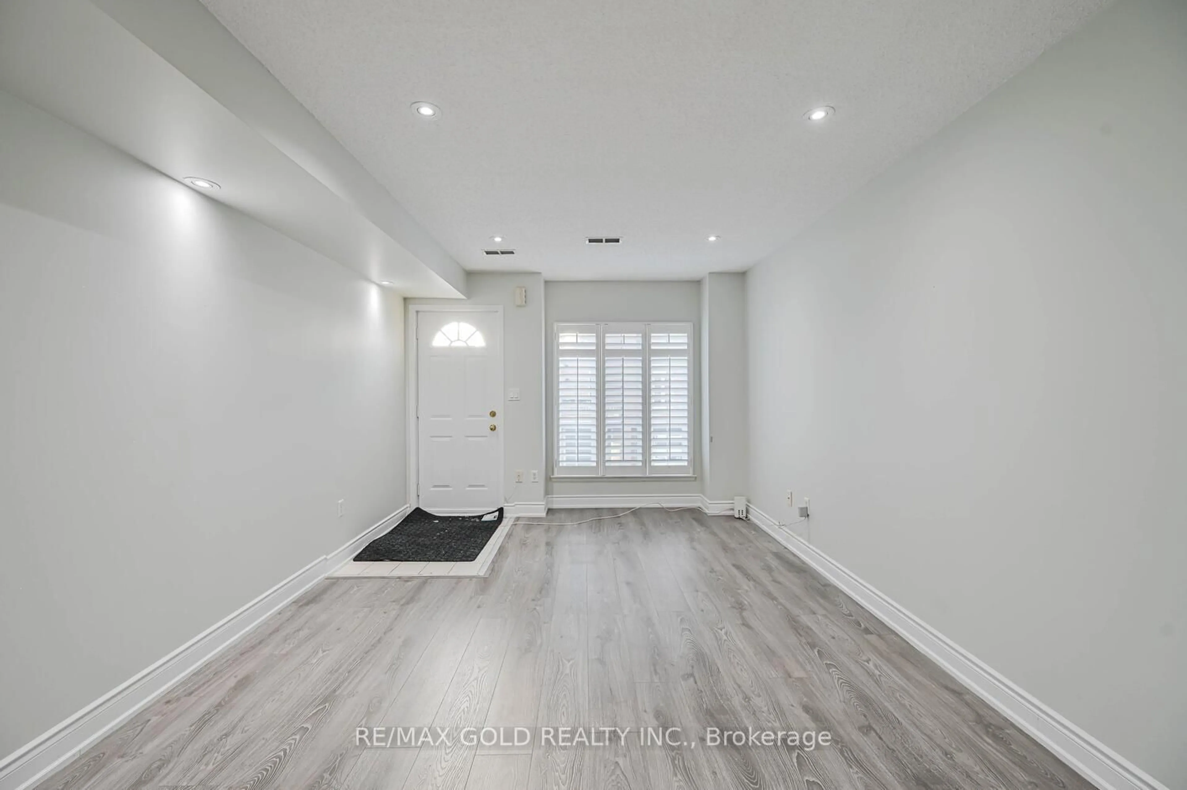 A pic of a room for 80 Strathaven Dr #60, Mississauga Ontario L5R 3V9