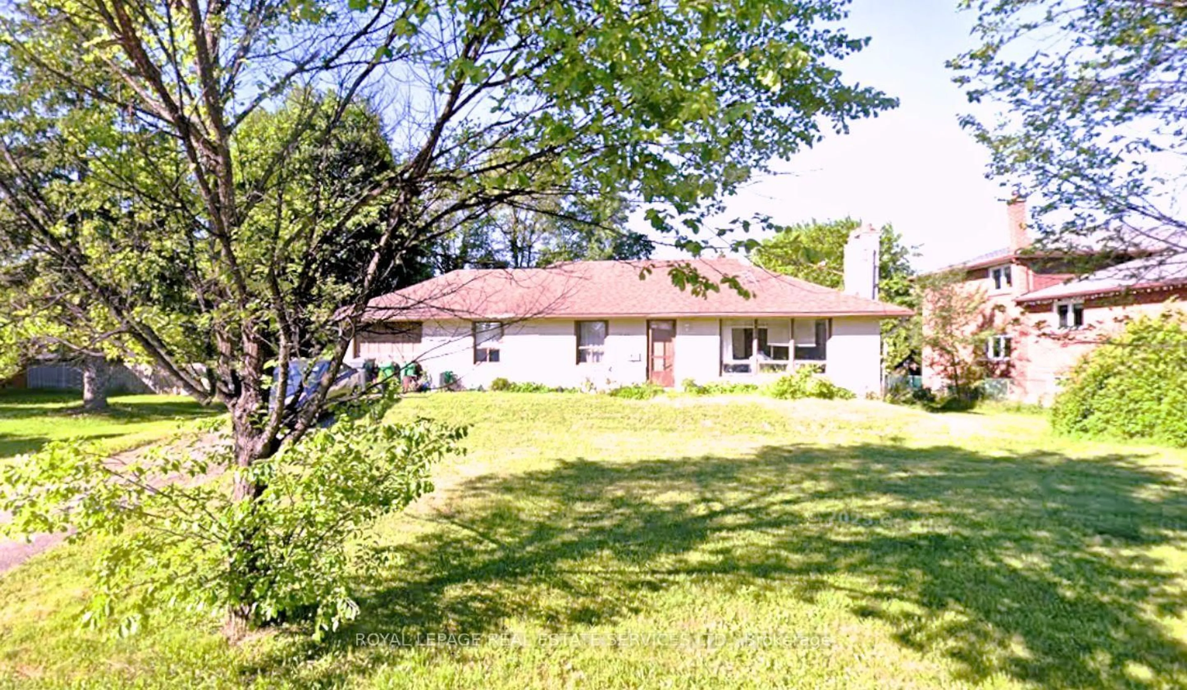 A pic from outside/outdoor area/front of a property/back of a property/a pic from drone, street for 2556 Burslem Rd, Mississauga Ontario L5A 2R6