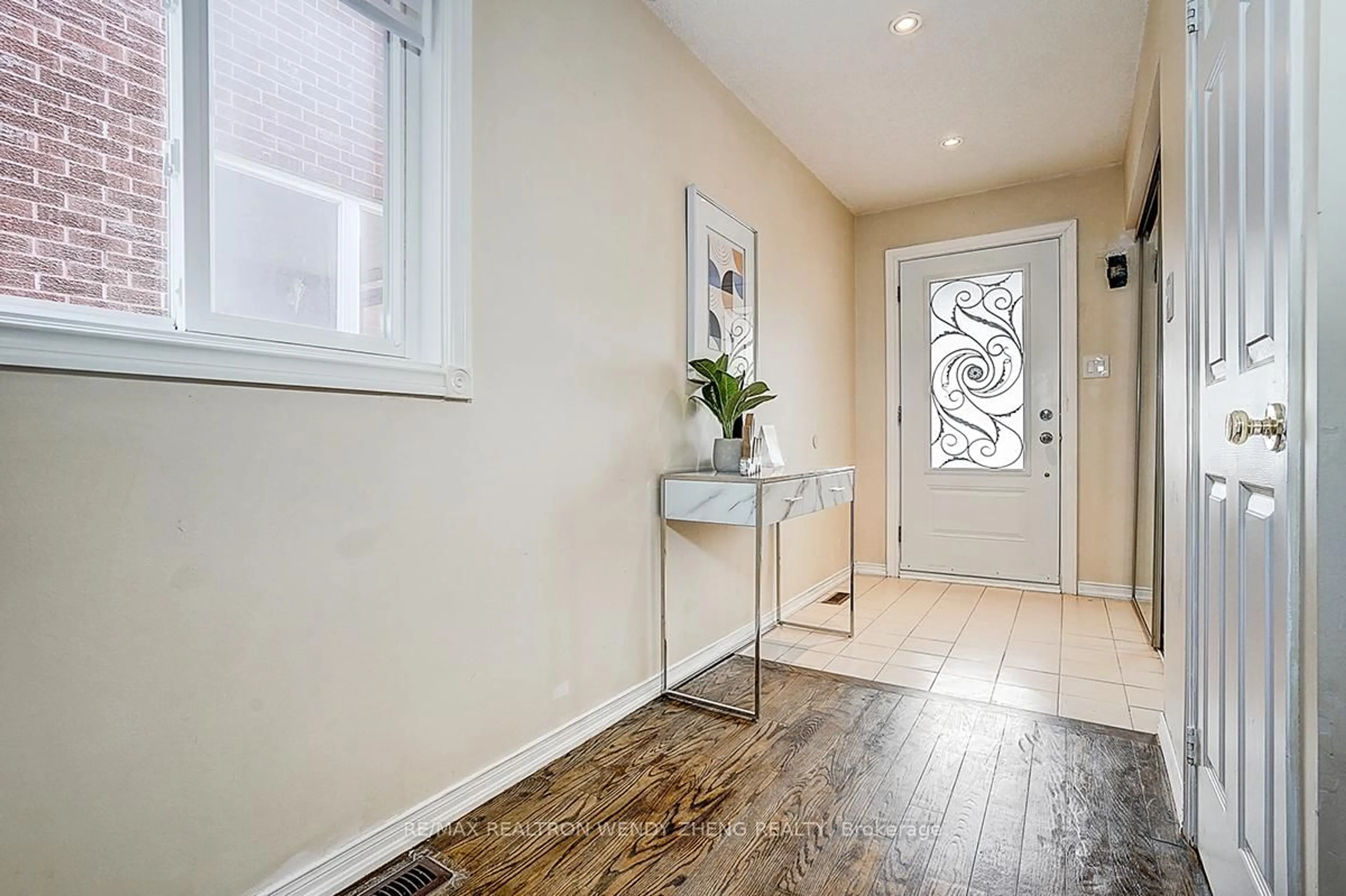 Indoor entryway for 6113 Duford Dr, Mississauga Ontario L5V 1A7