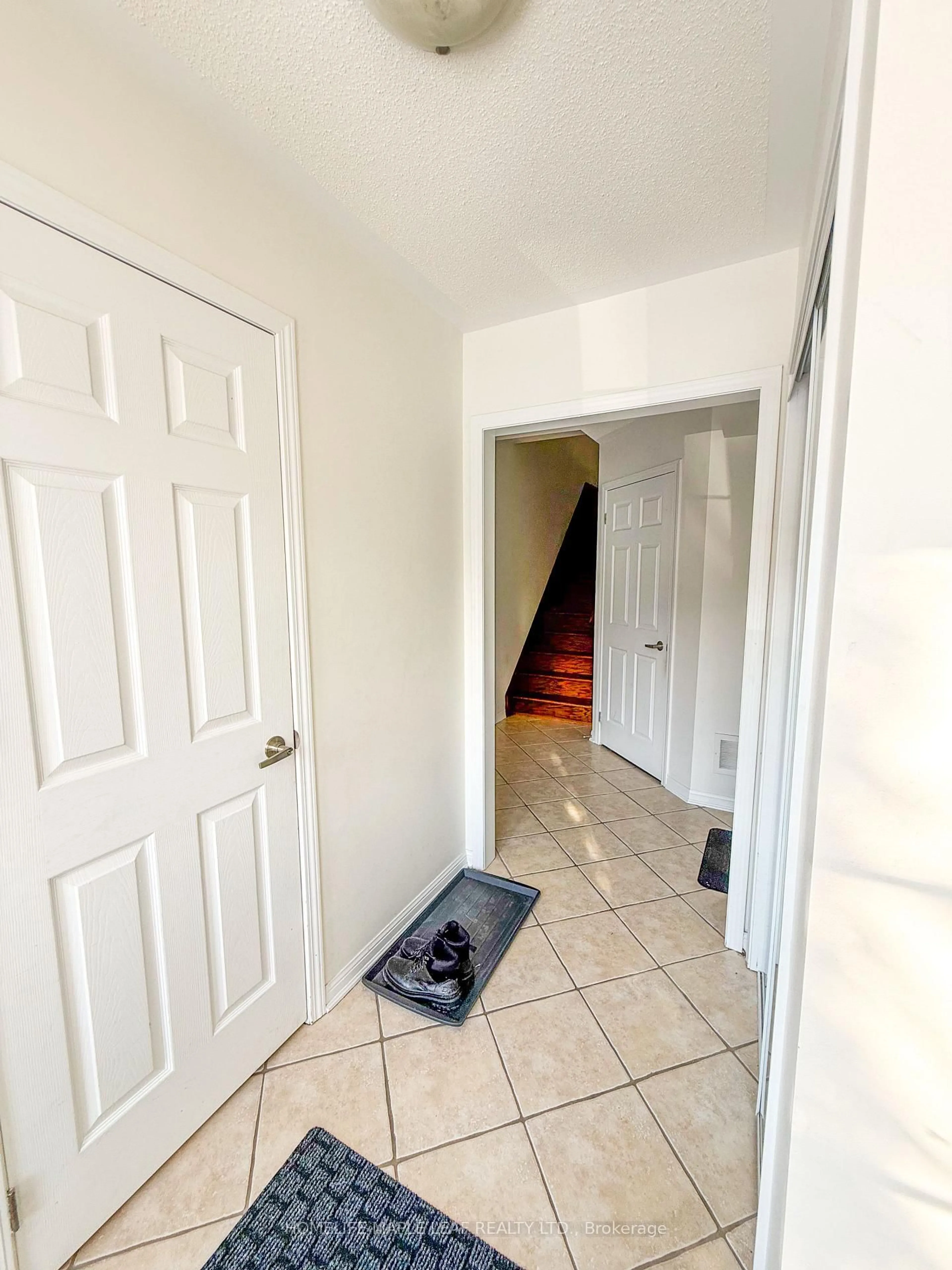 Indoor entryway for 561 Speyer Circ, Milton Ontario L9T 0Y1