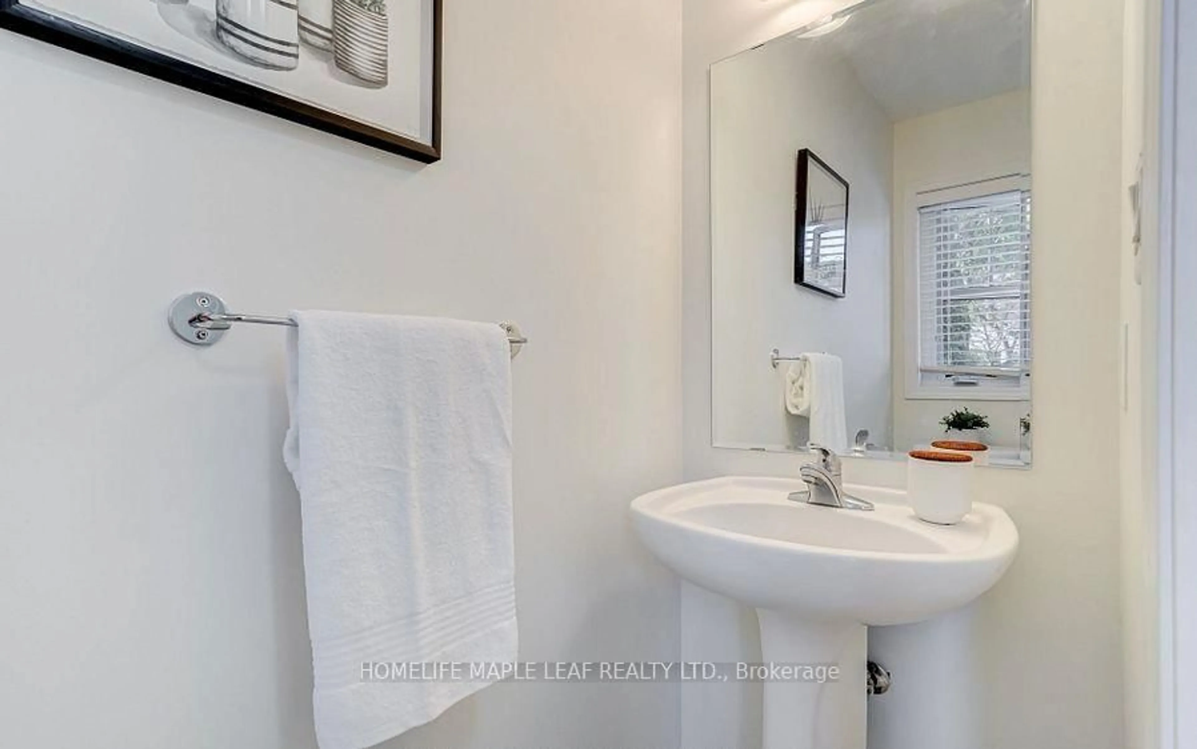 Standard bathroom, ceramic/tile floor for 561 Speyer Circ, Milton Ontario L9T 0Y1