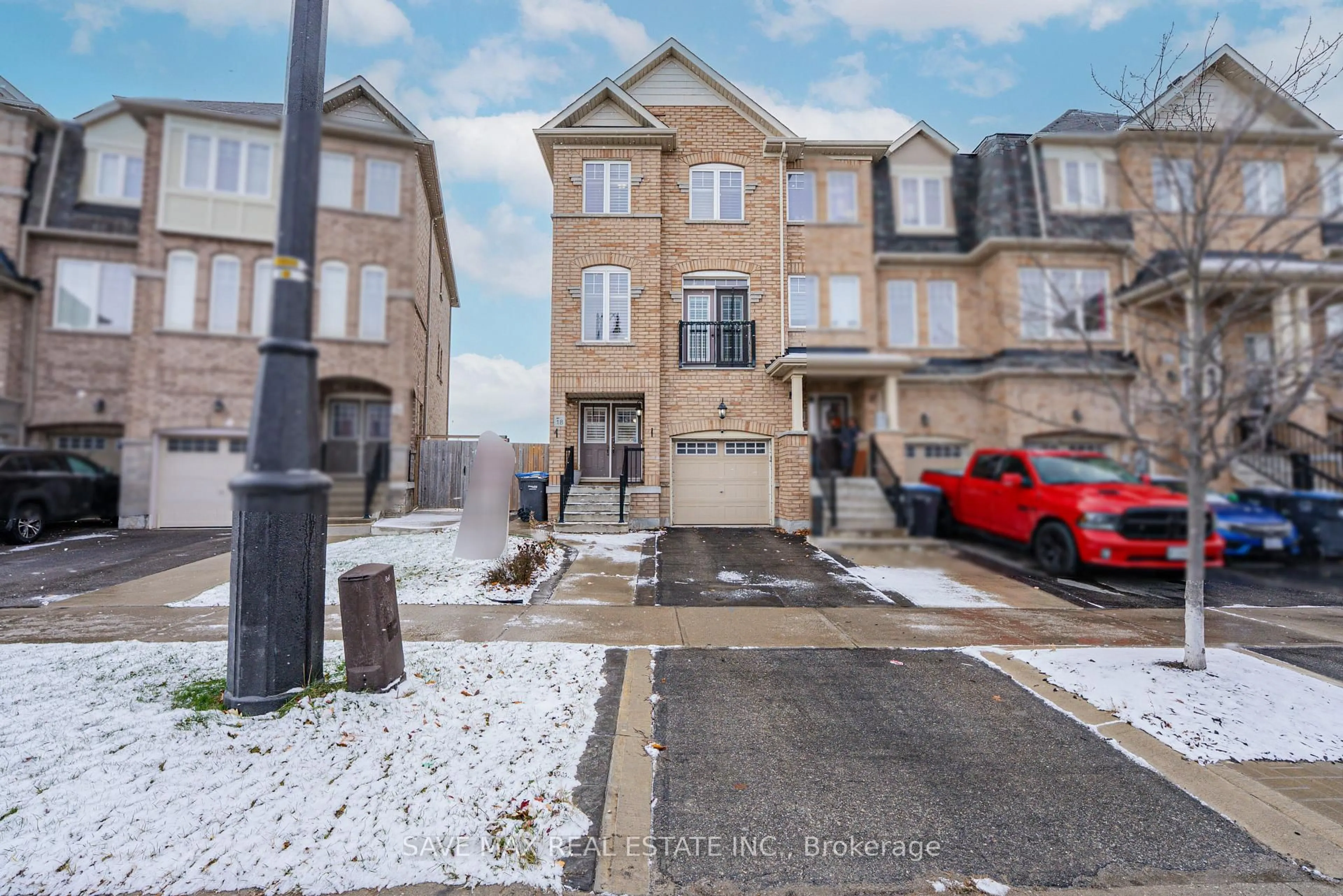 A pic from outside/outdoor area/front of a property/back of a property/a pic from drone, street for 18 New Pines Tr, Brampton Ontario L6Z 0G7