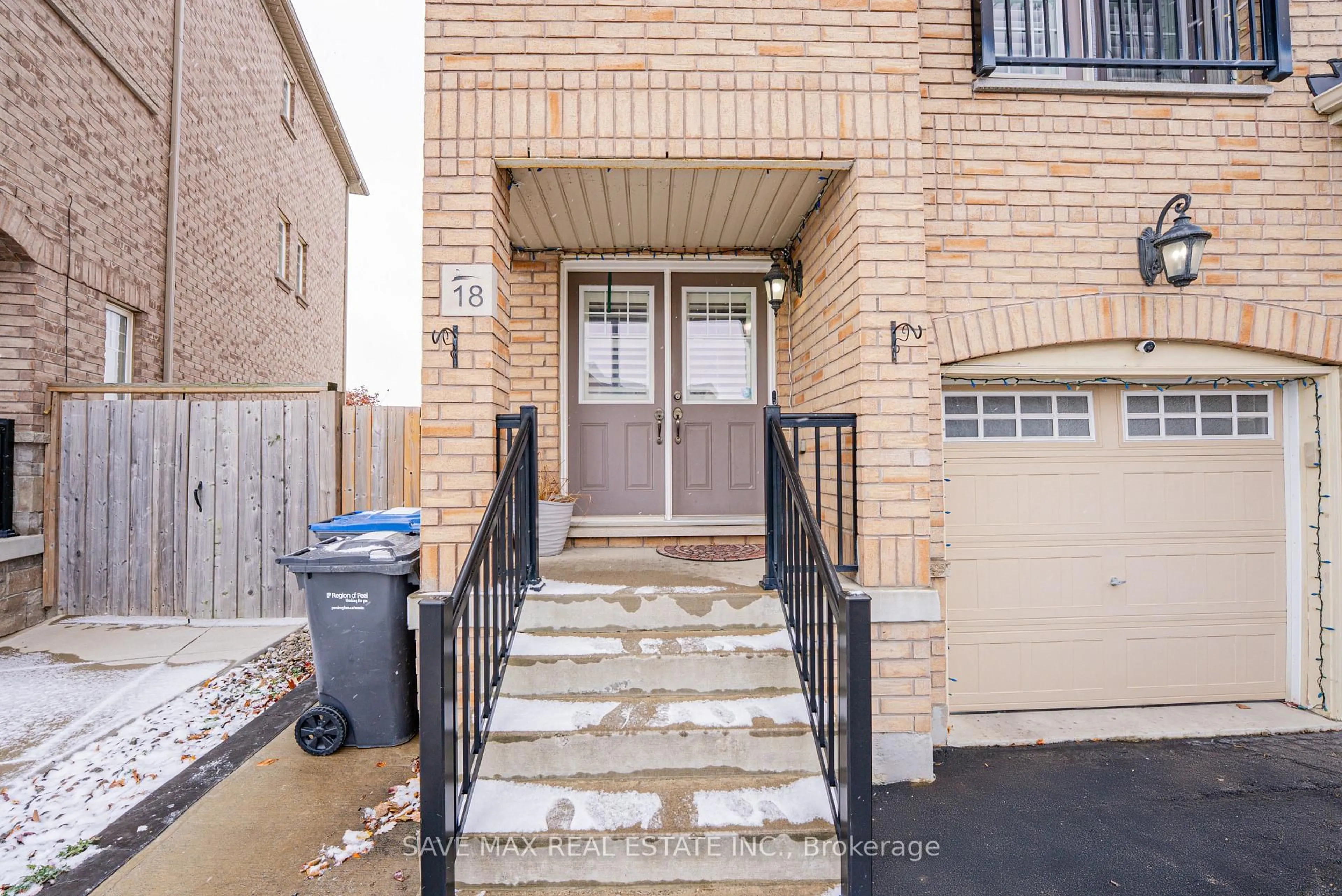 Unknown for 18 New Pines Tr, Brampton Ontario L6Z 0G7