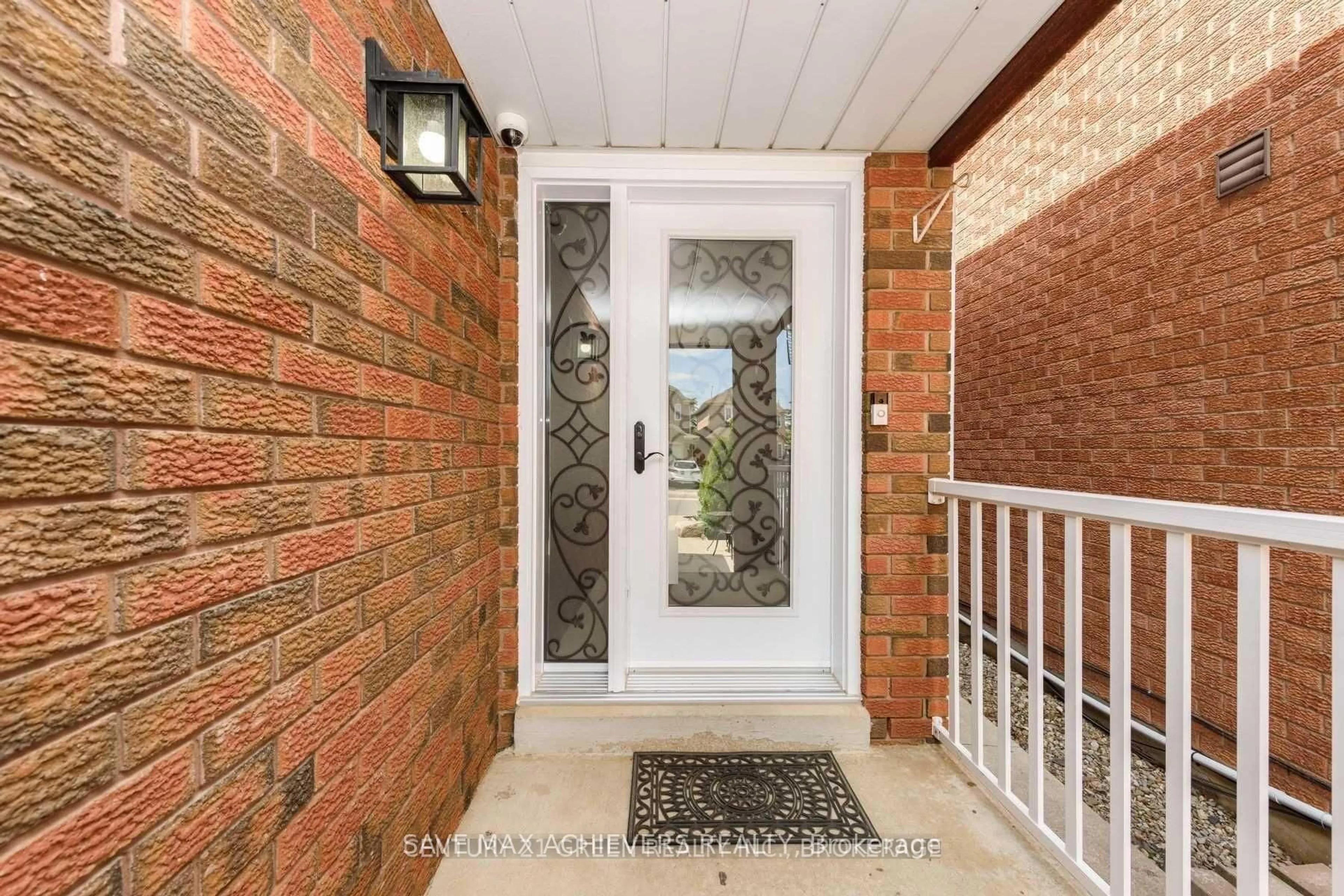 Indoor entryway for 12 Upwood Pl, Brampton Ontario L6R 1T3