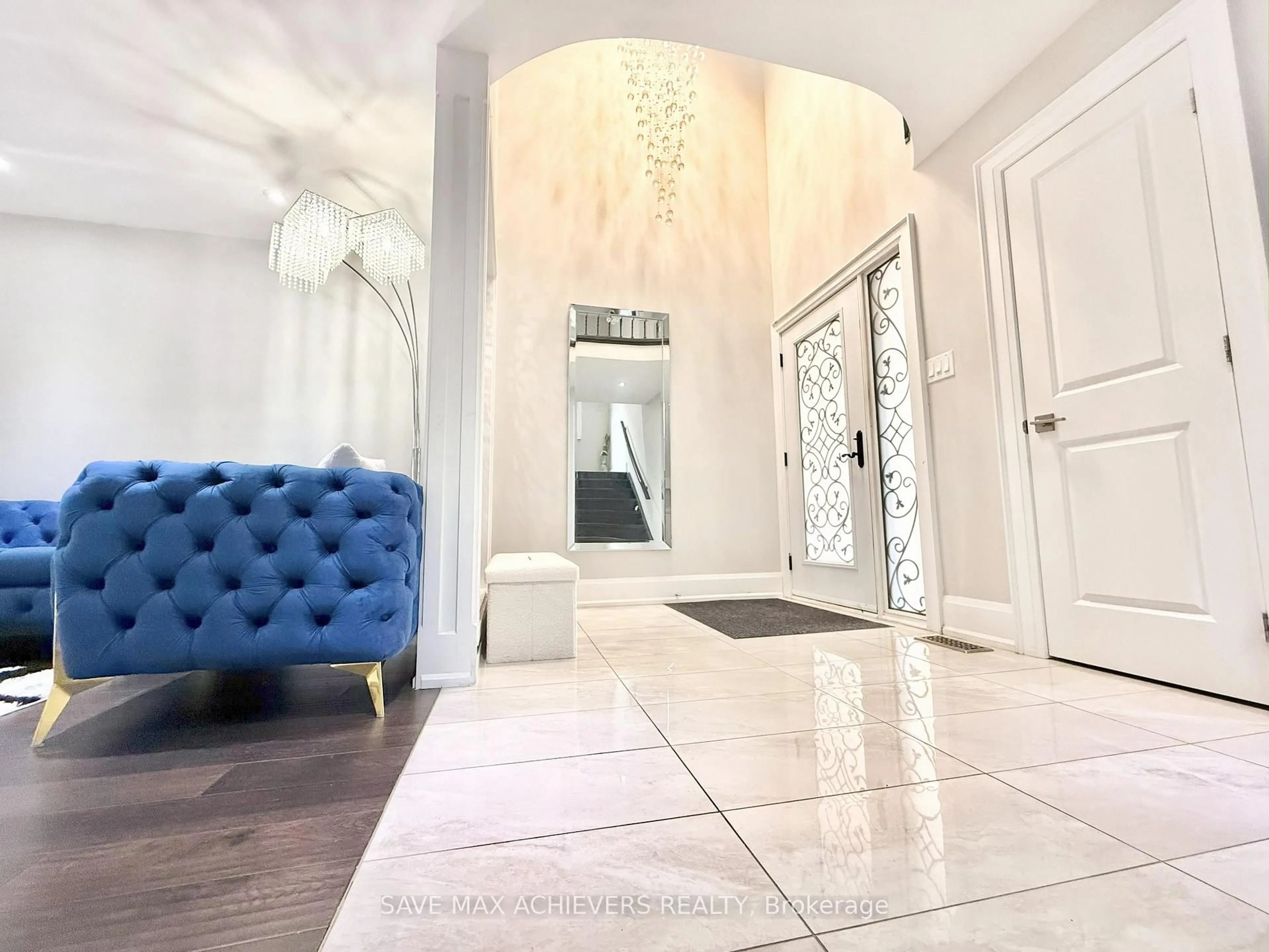 Indoor foyer for 12 Upwood Pl, Brampton Ontario L6R 1T3