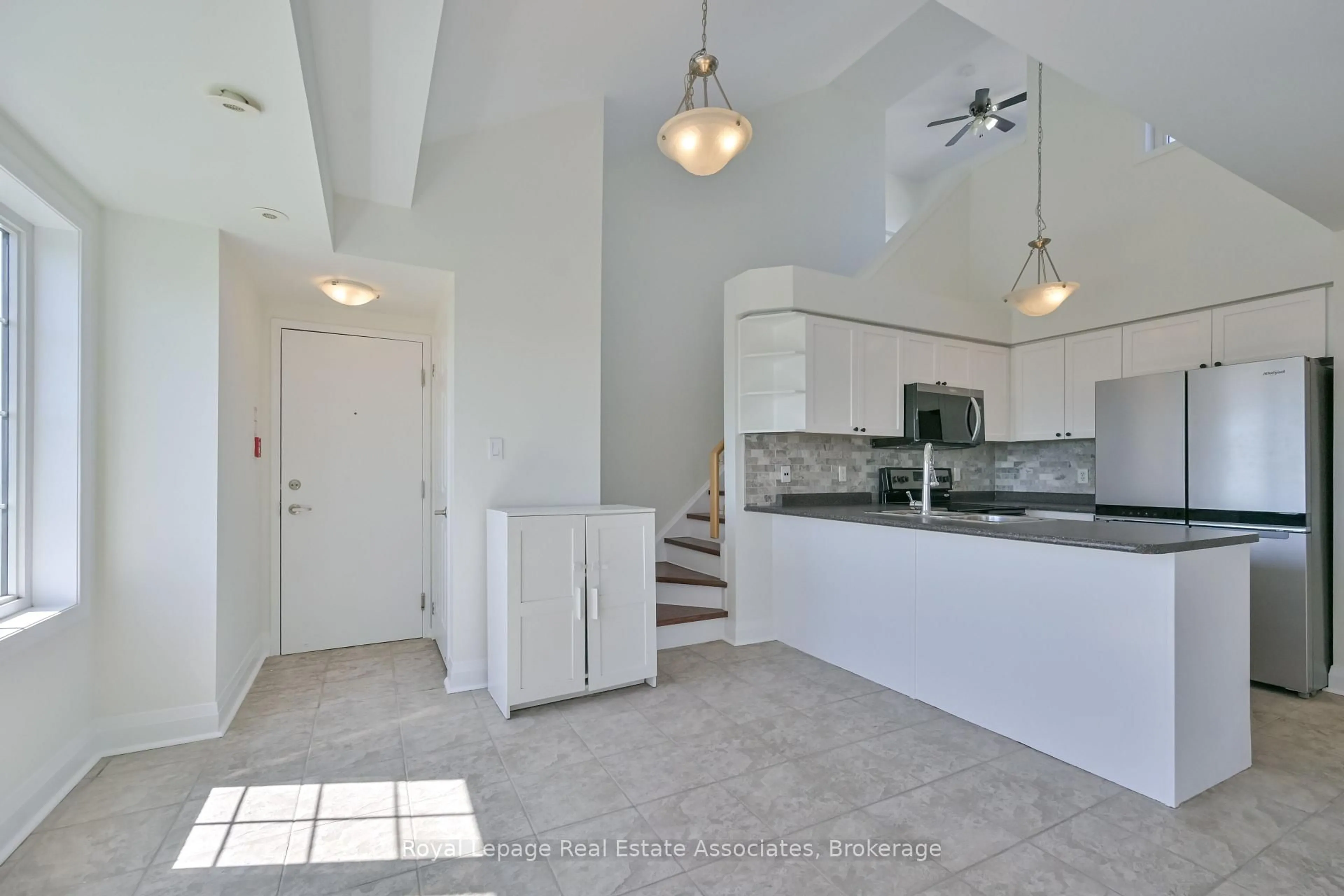 Open concept kitchen, ceramic/tile floor for 575 Dundas St #3, Mississauga Ontario L5B 0B2