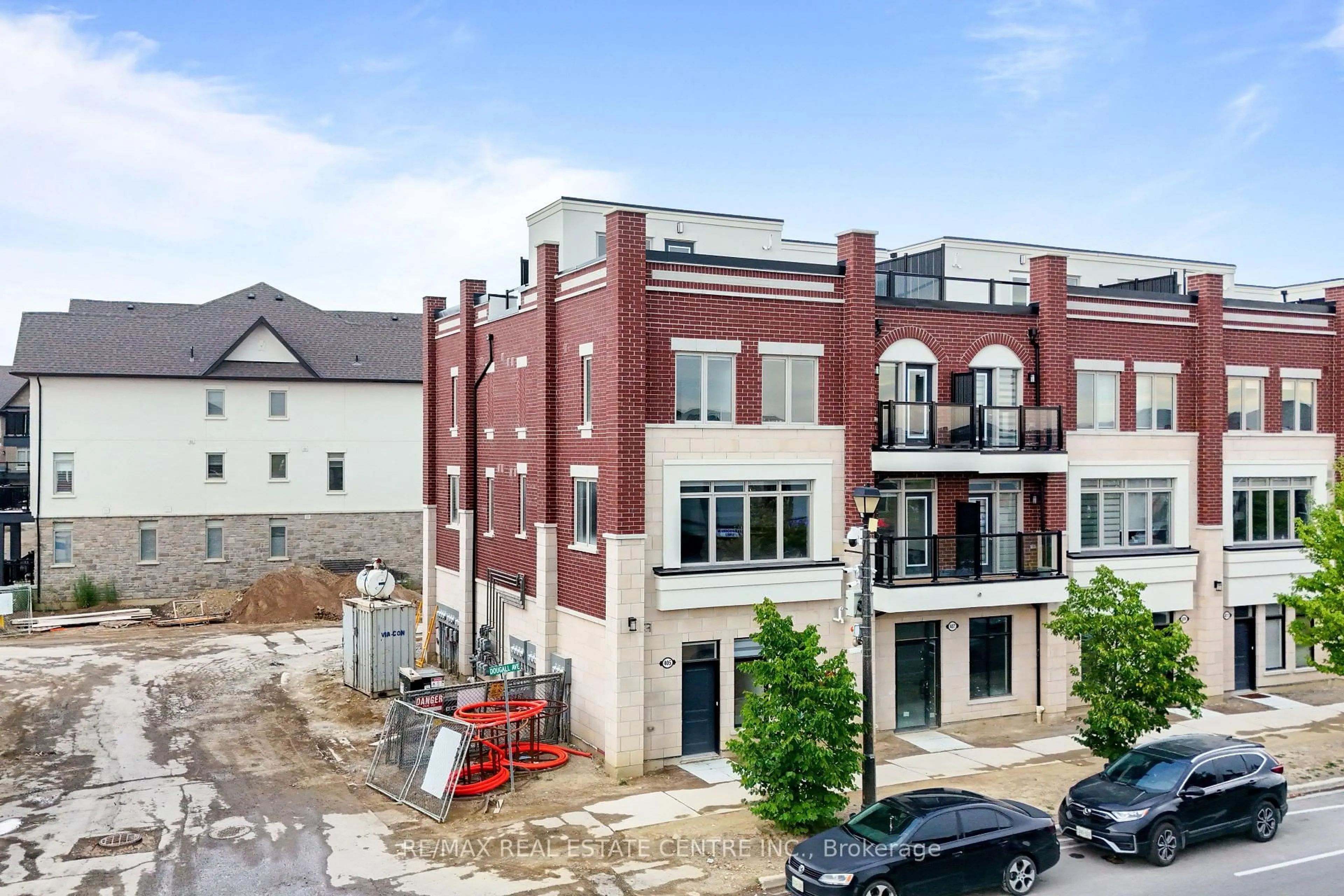 A pic from outside/outdoor area/front of a property/back of a property/a pic from drone, building for 405 Dougall Ave, Caledon Ontario L7C 4L5