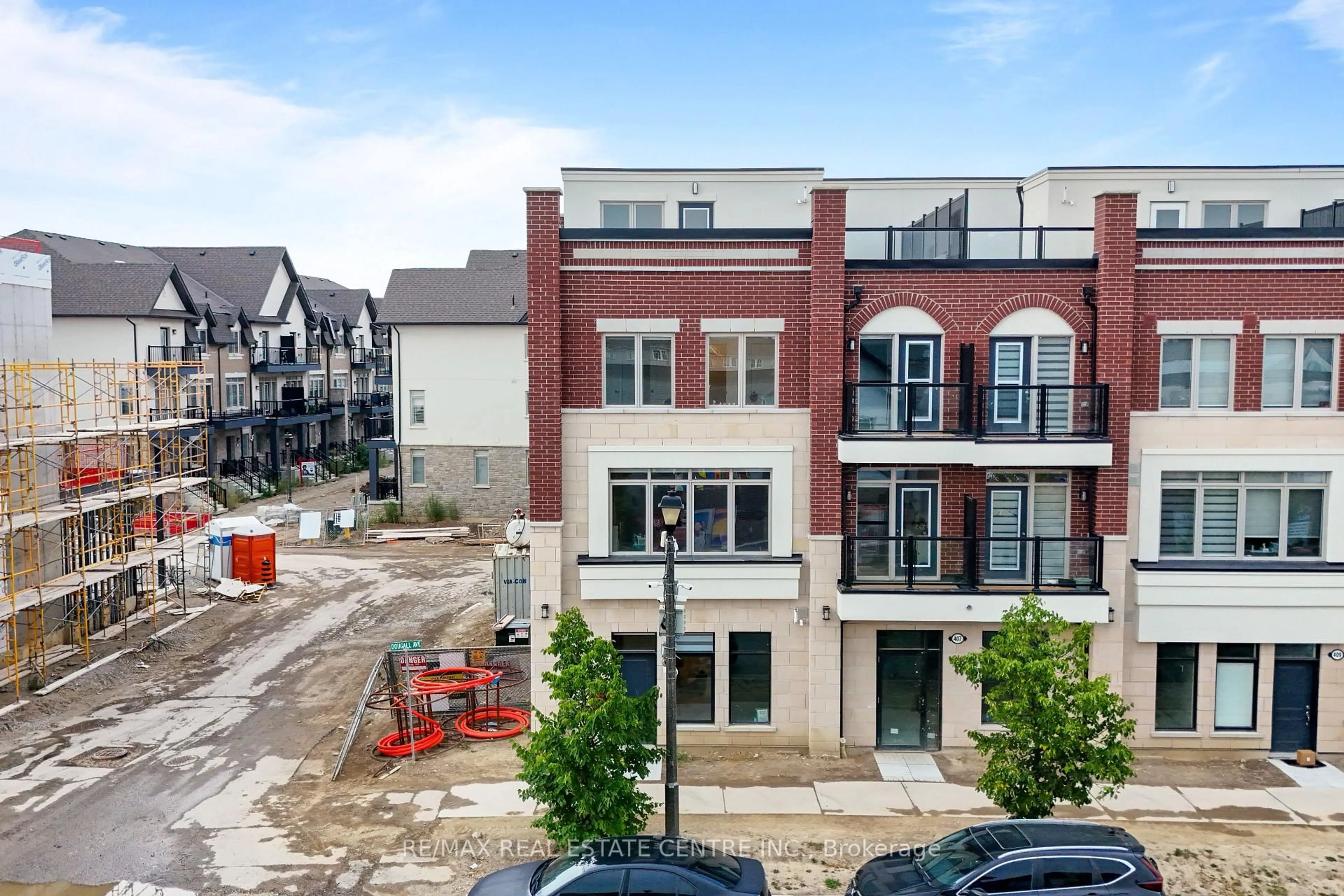A pic from outside/outdoor area/front of a property/back of a property/a pic from drone, street for 405 Dougall Ave, Caledon Ontario L7C 4L5