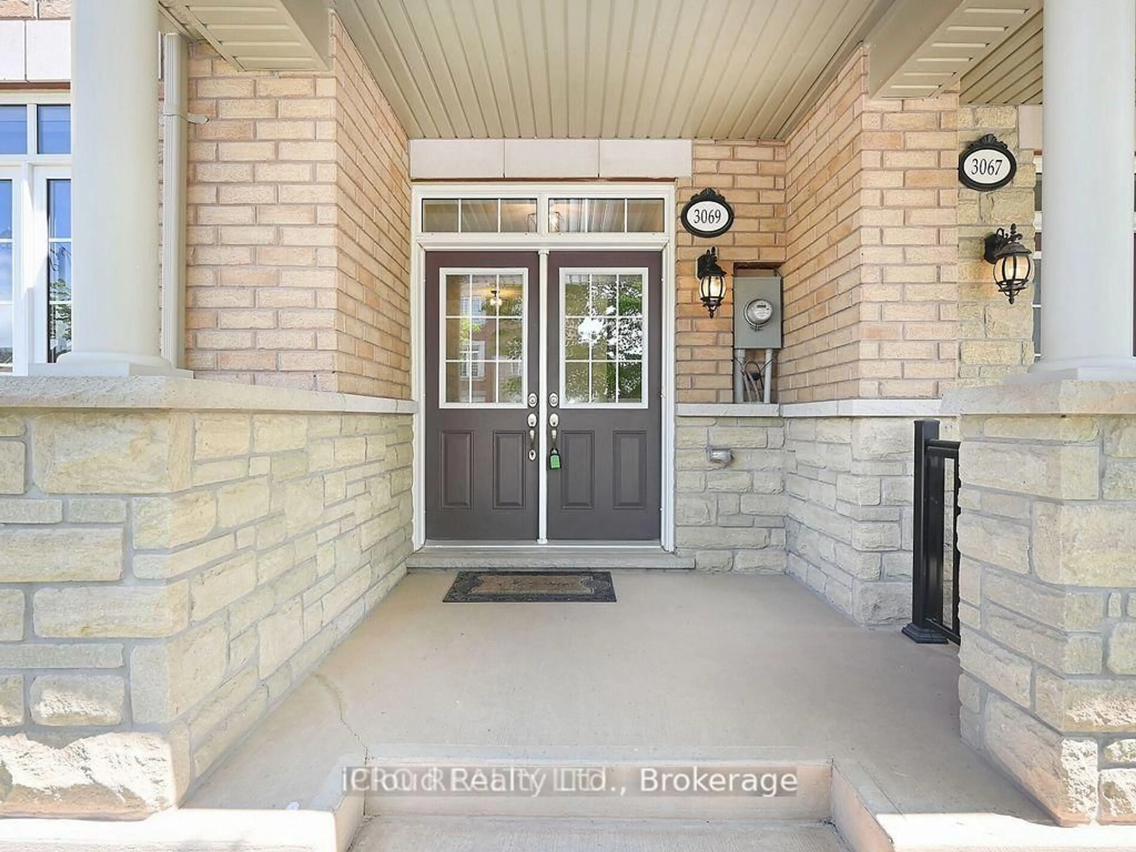 Indoor entryway for 3069 Preserve Dr, Oakville Ontario L6M 0W7