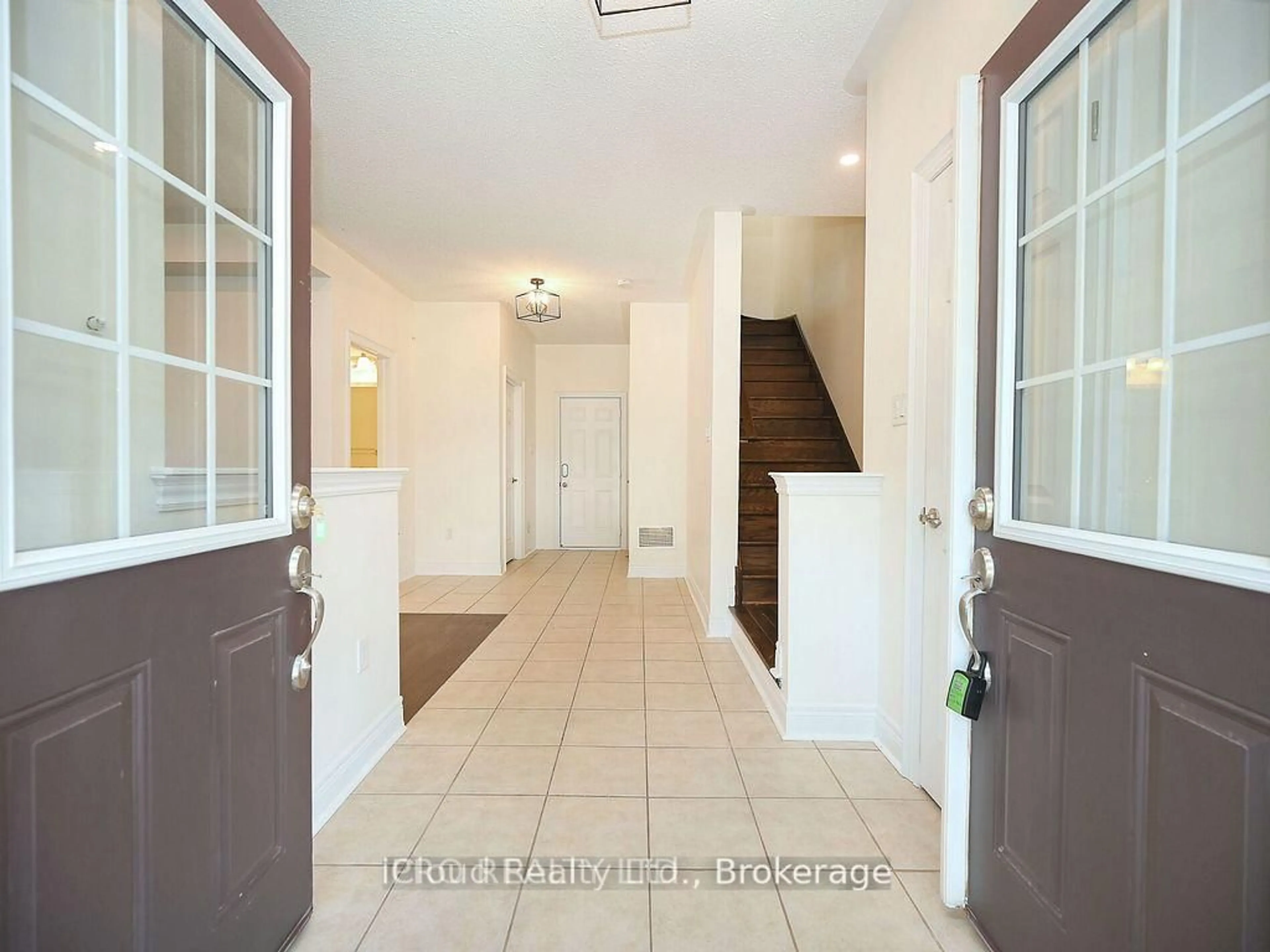 Indoor entryway for 3069 Preserve Dr, Oakville Ontario L6M 0W7