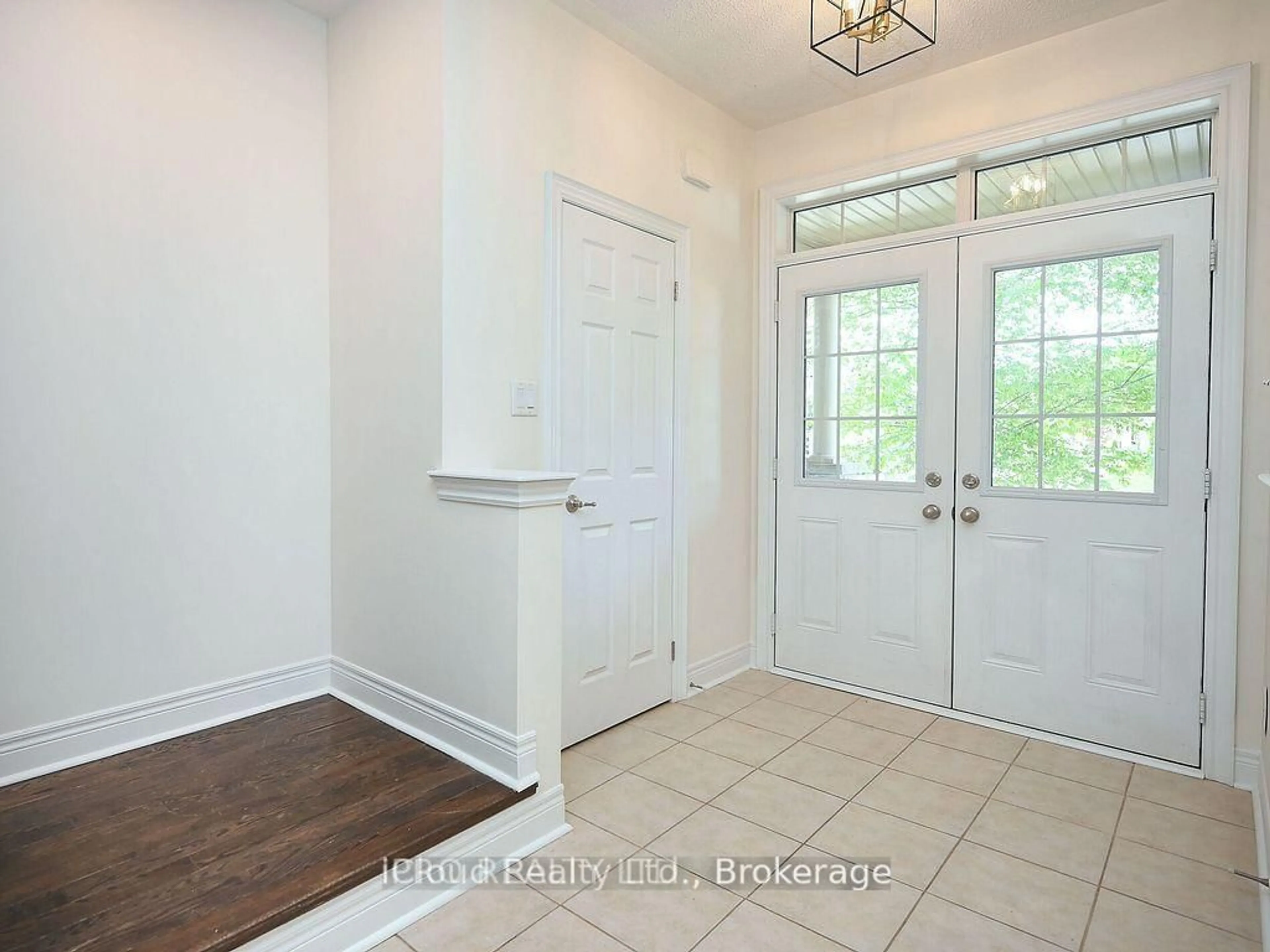 Indoor entryway for 3069 Preserve Dr, Oakville Ontario L6M 0W7