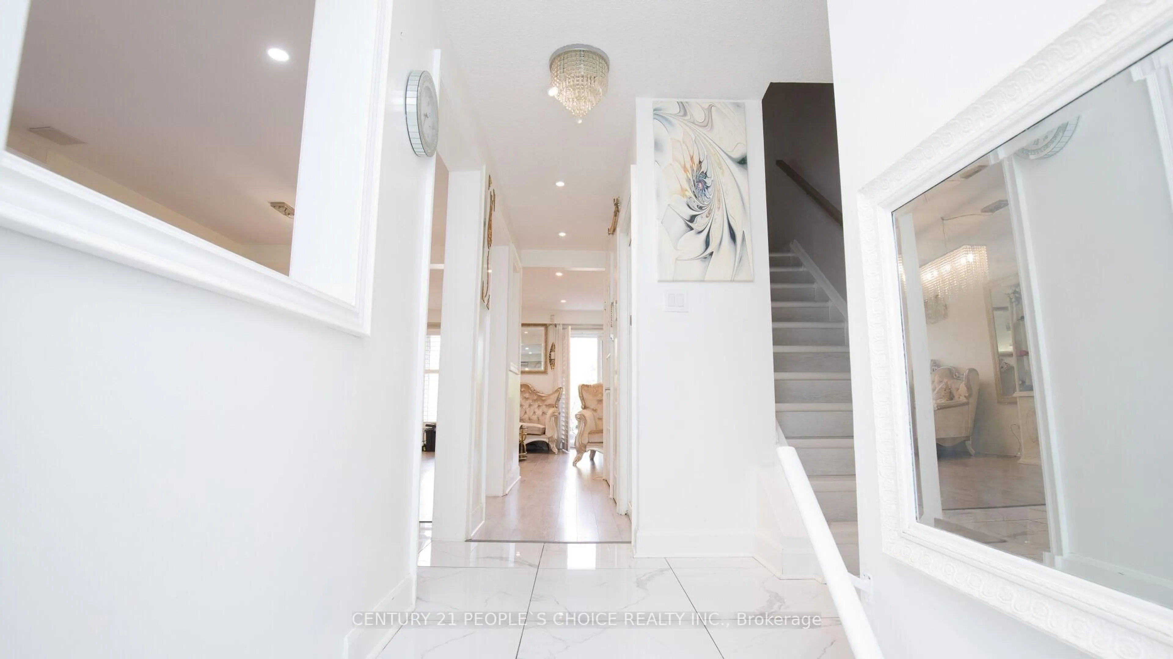 Indoor foyer for 3525 Brandon Gate #54, Mississauga Ontario L4T 3M3