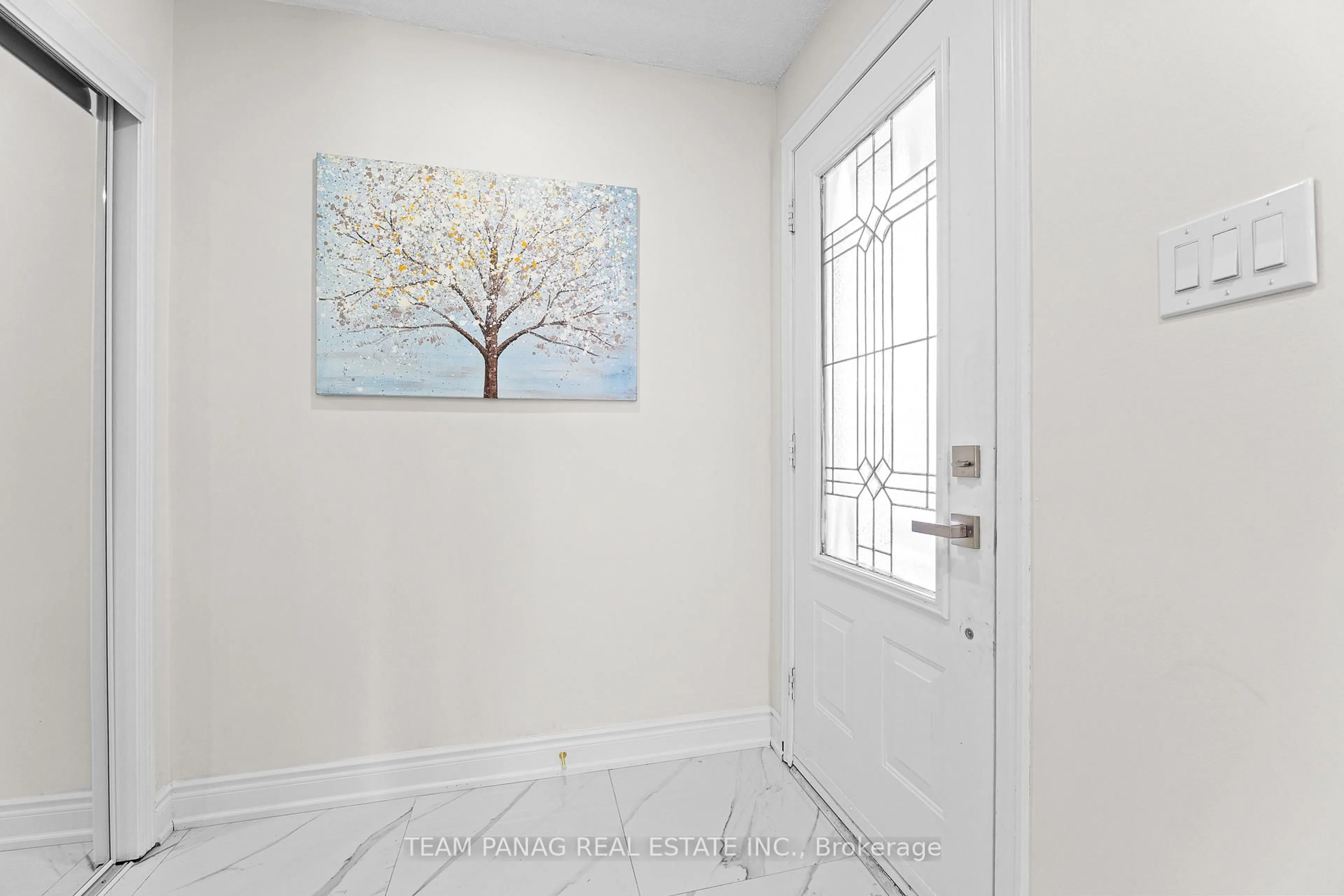 Indoor entryway for 87 Tulip Dr, Brampton Ontario L6Y 3W9