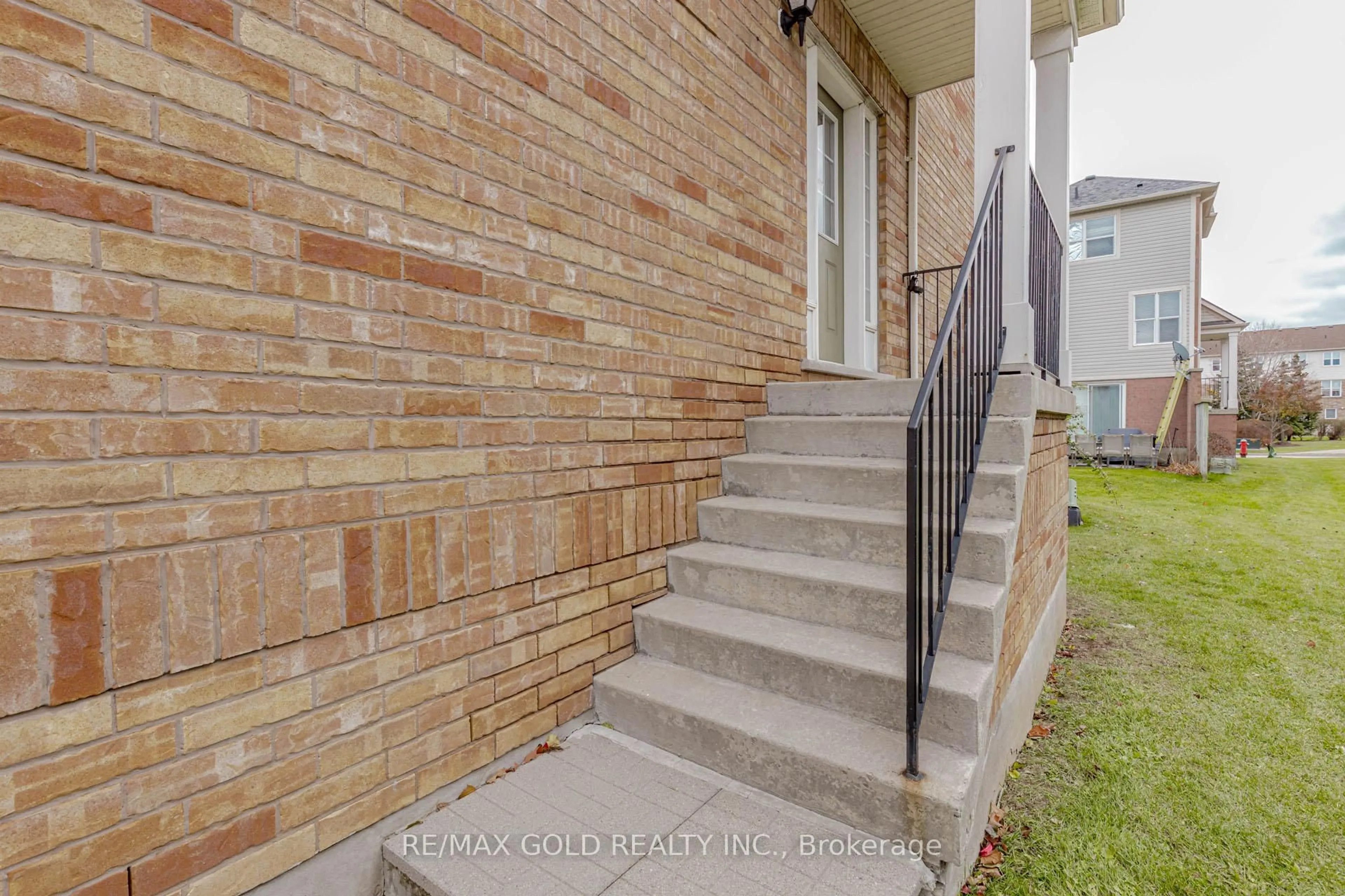 Stairs for 5980 Whitehorn Ave #38, Mississauga Ontario L5V 2Y3