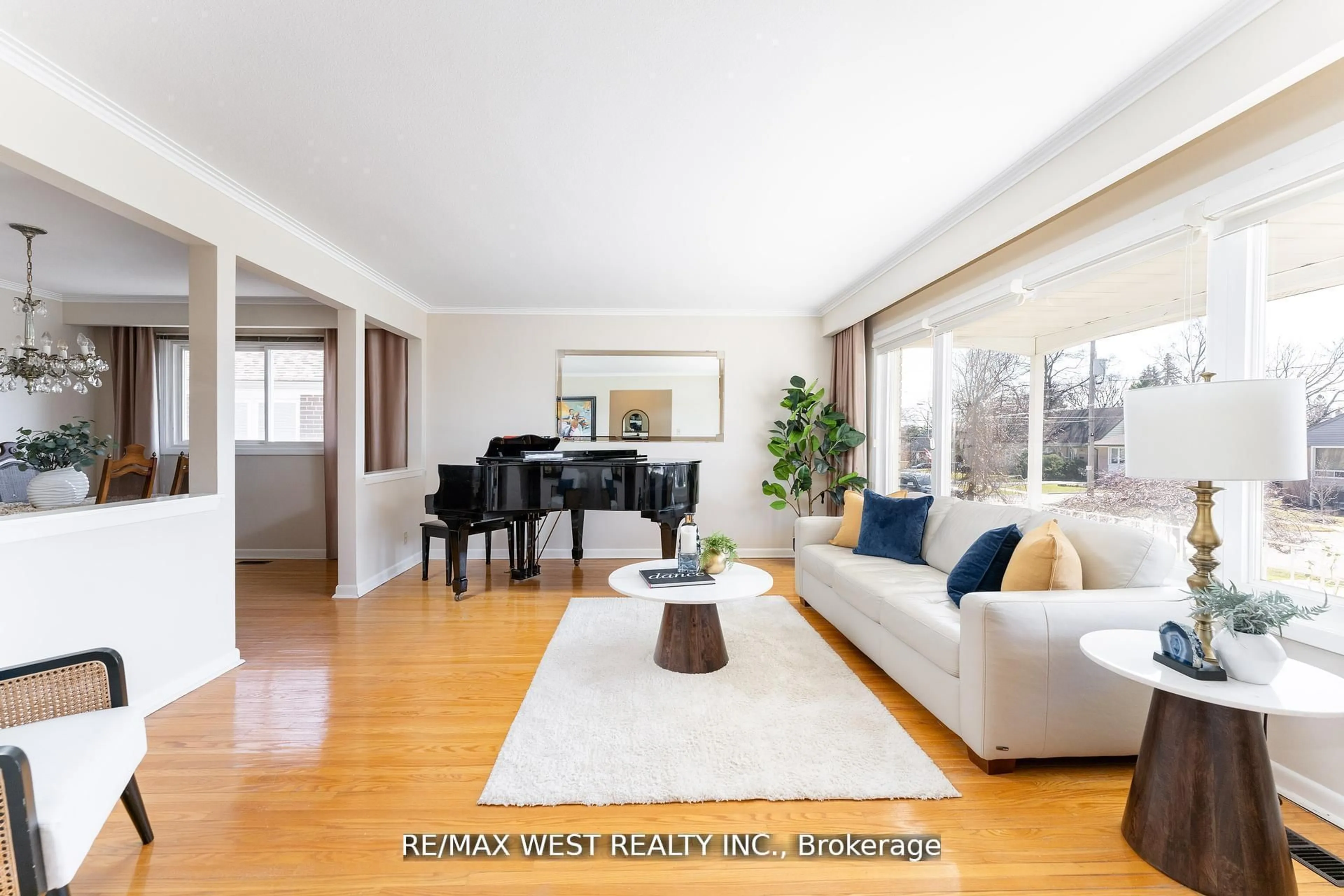 Living room with furniture, wood/laminate floor for 28 Braywin Dr, Toronto Ontario M9P 2P1