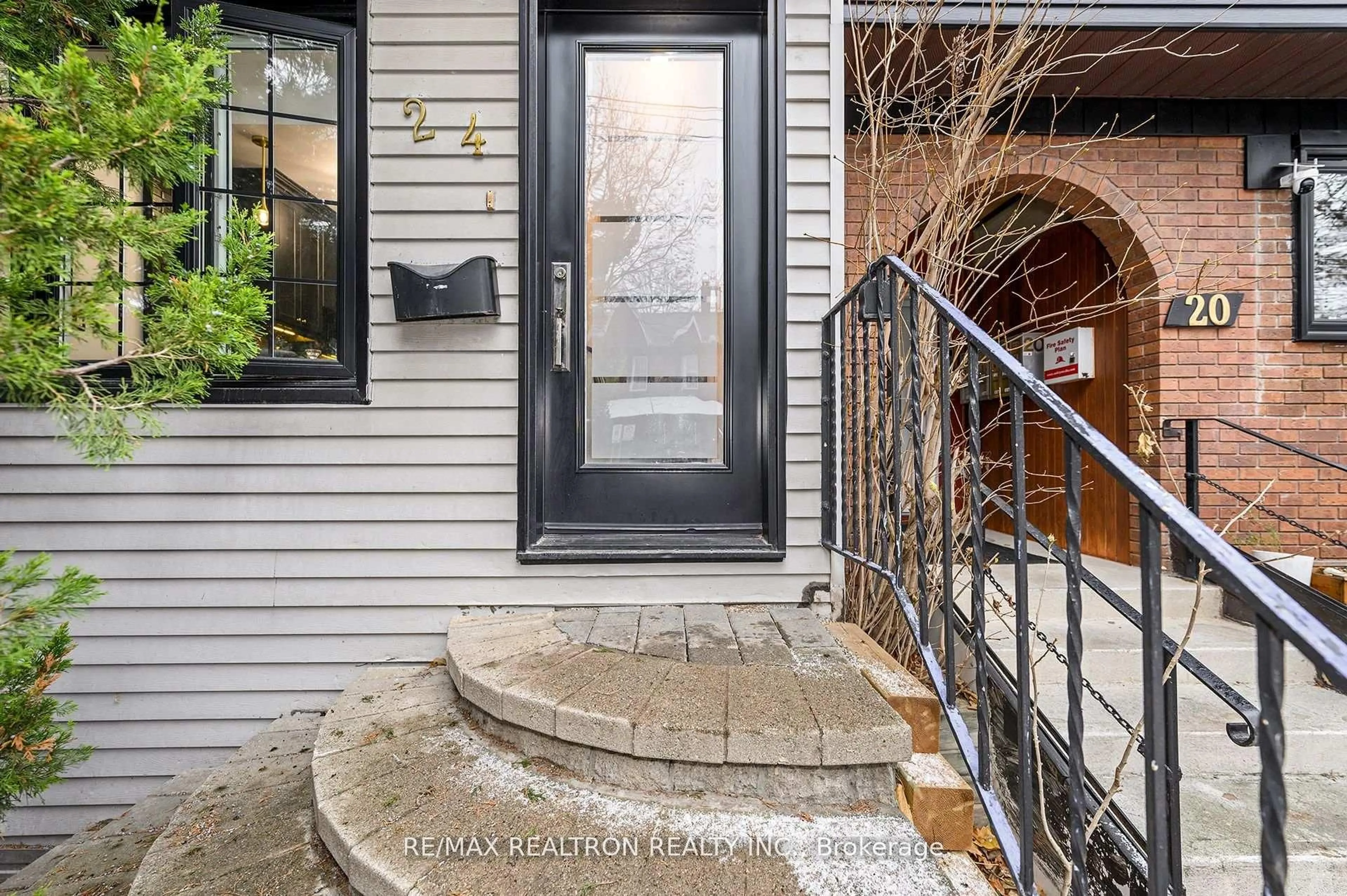 Indoor entryway for 24 Marion St, Toronto Ontario M6R 1E5