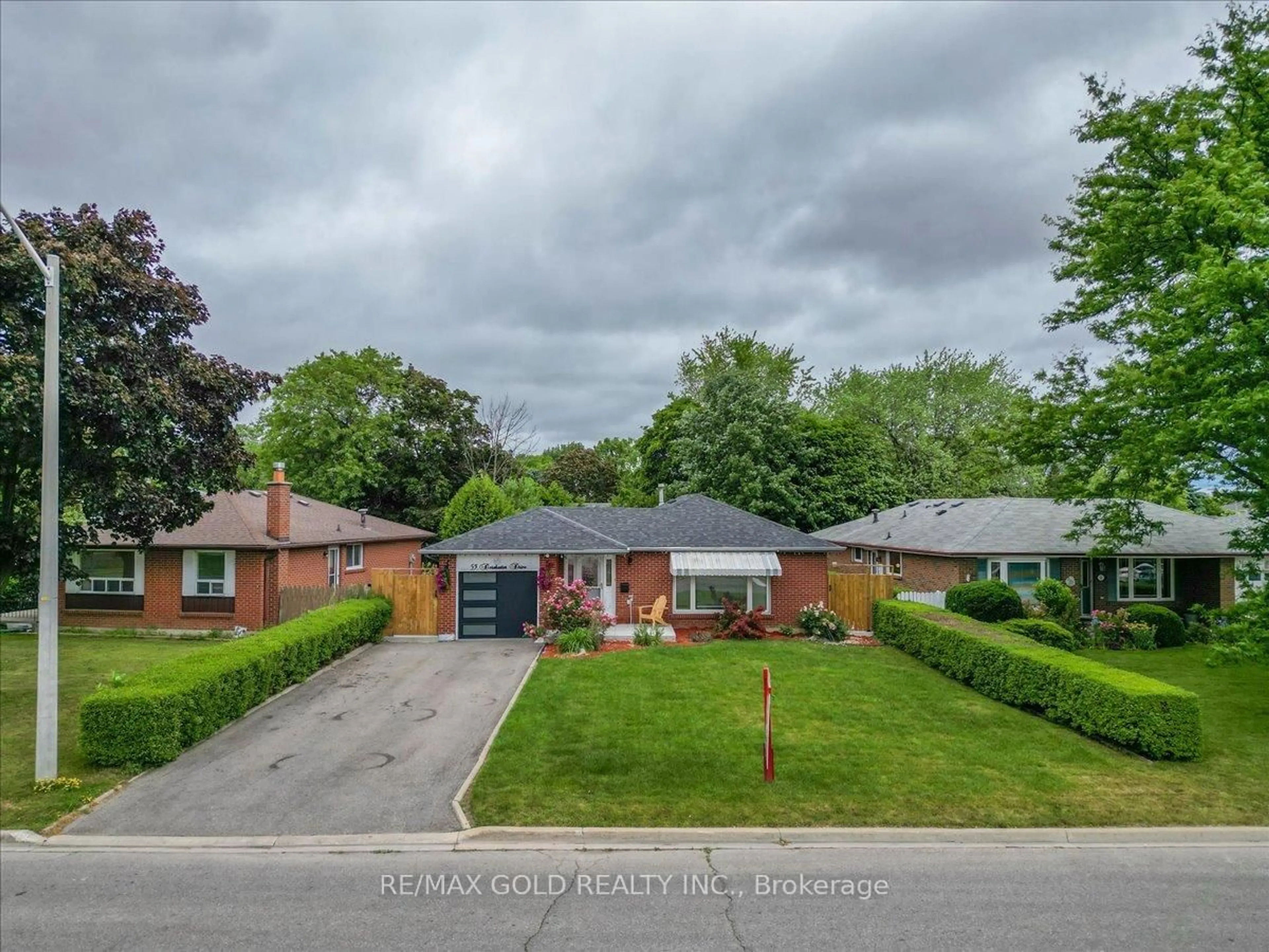 A pic from outside/outdoor area/front of a property/back of a property/a pic from drone, street for 53 Dorchester Dr, Brampton Ontario L6T 3E2