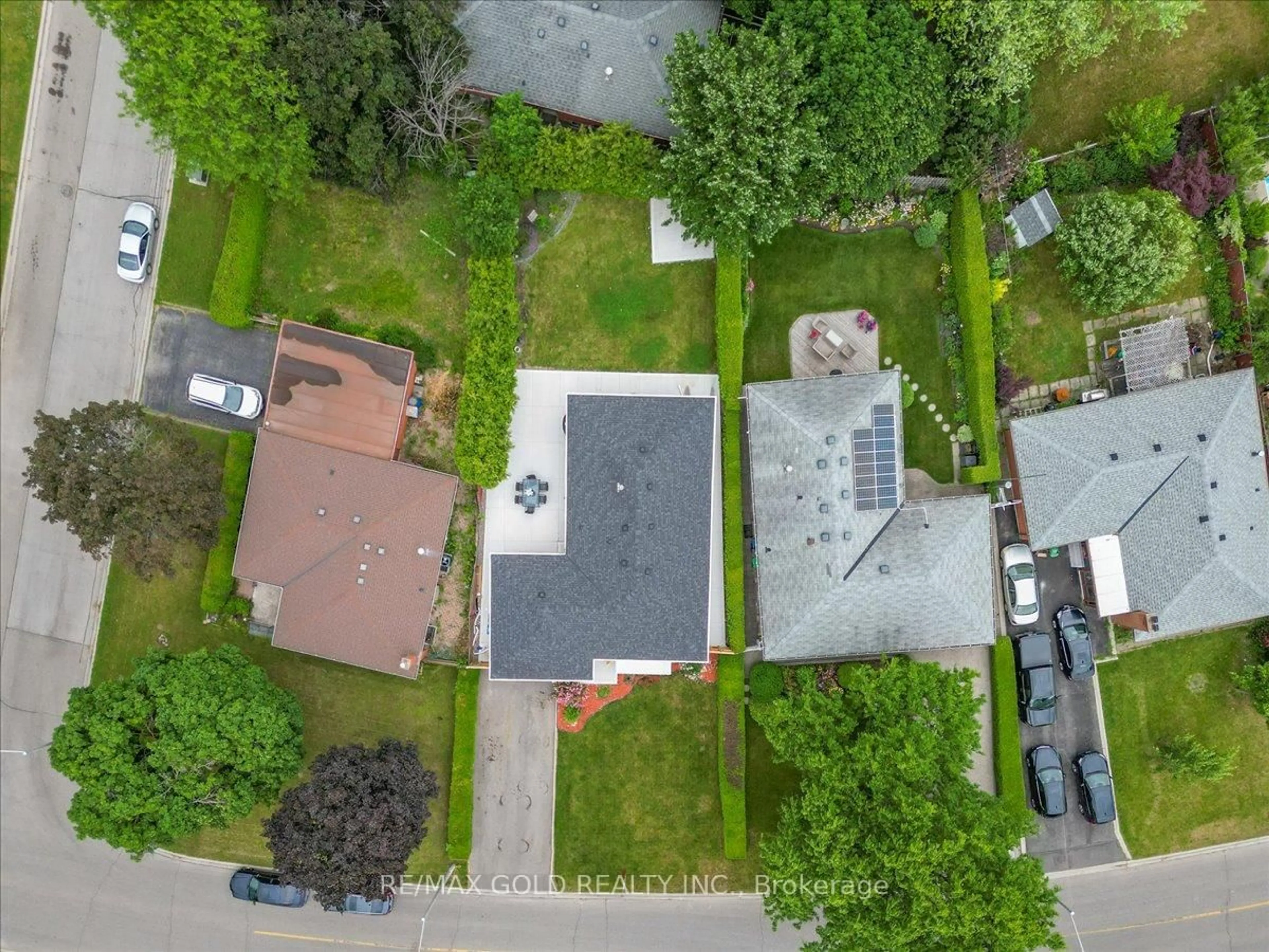 A pic from outside/outdoor area/front of a property/back of a property/a pic from drone, street for 53 Dorchester Dr, Brampton Ontario L6T 3E2