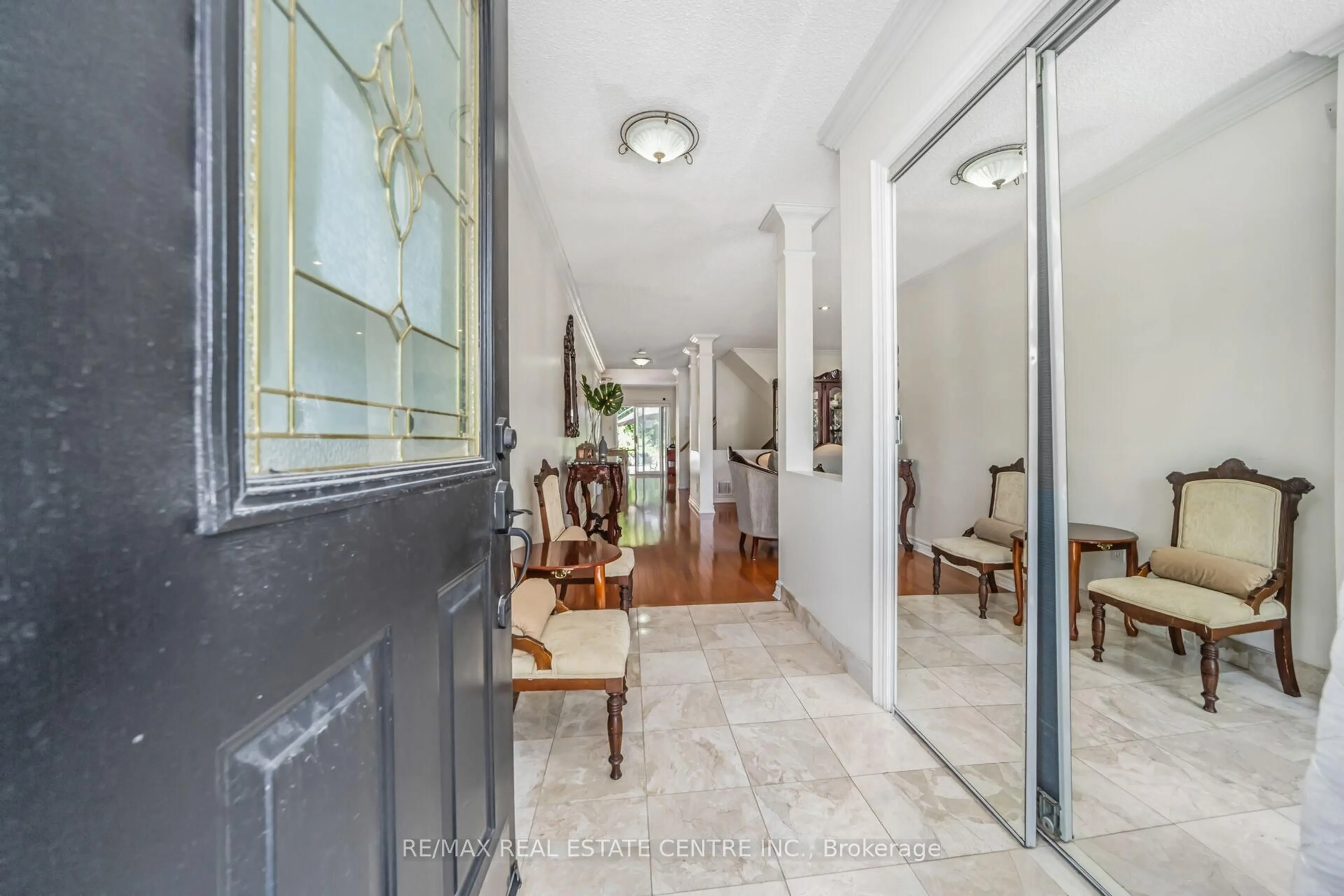 Indoor foyer for 19 Hollowgrove Blvd, Brampton Ontario L6P 1B1