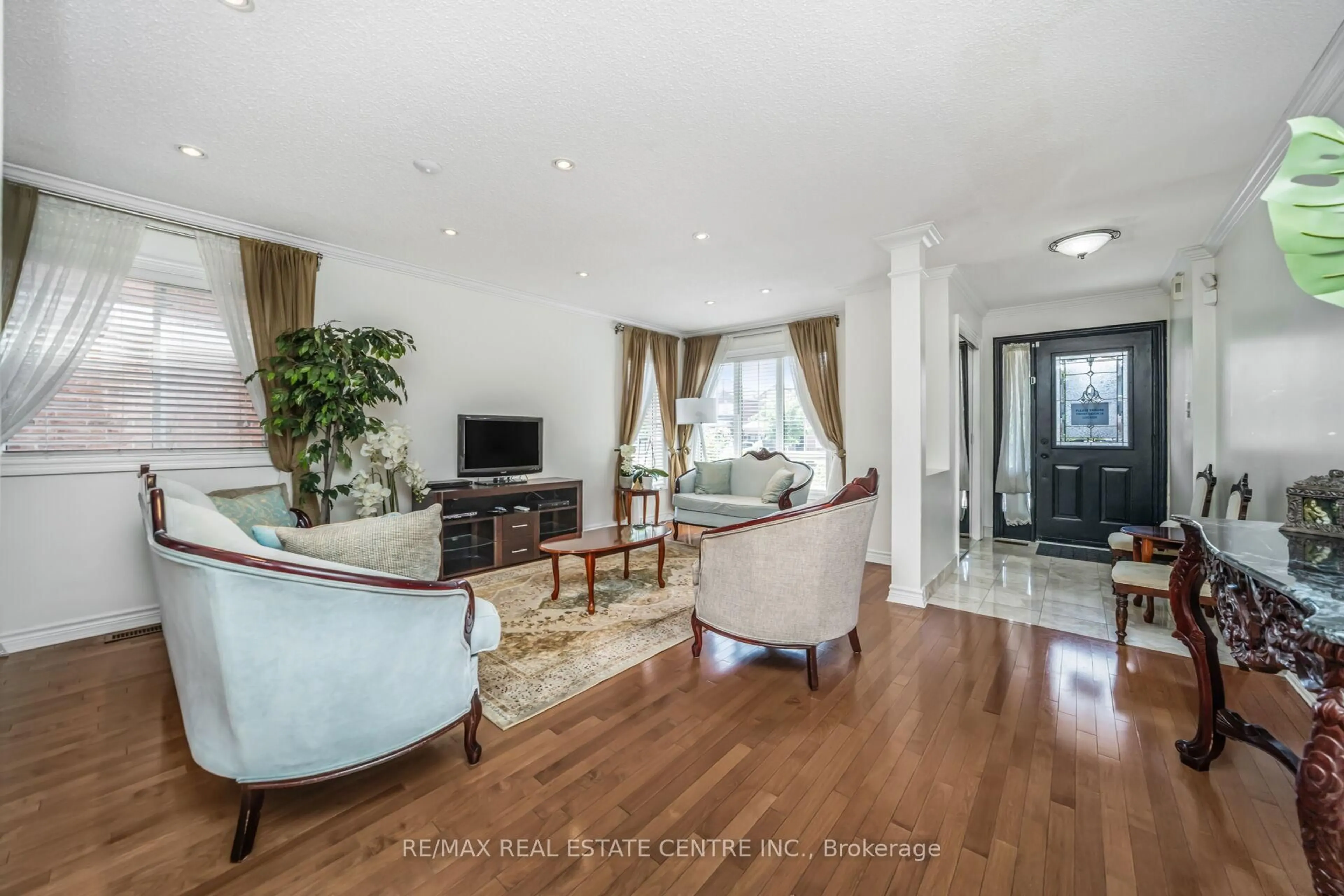 Living room with furniture, unknown for 19 Hollowgrove Blvd, Brampton Ontario L6P 1B1