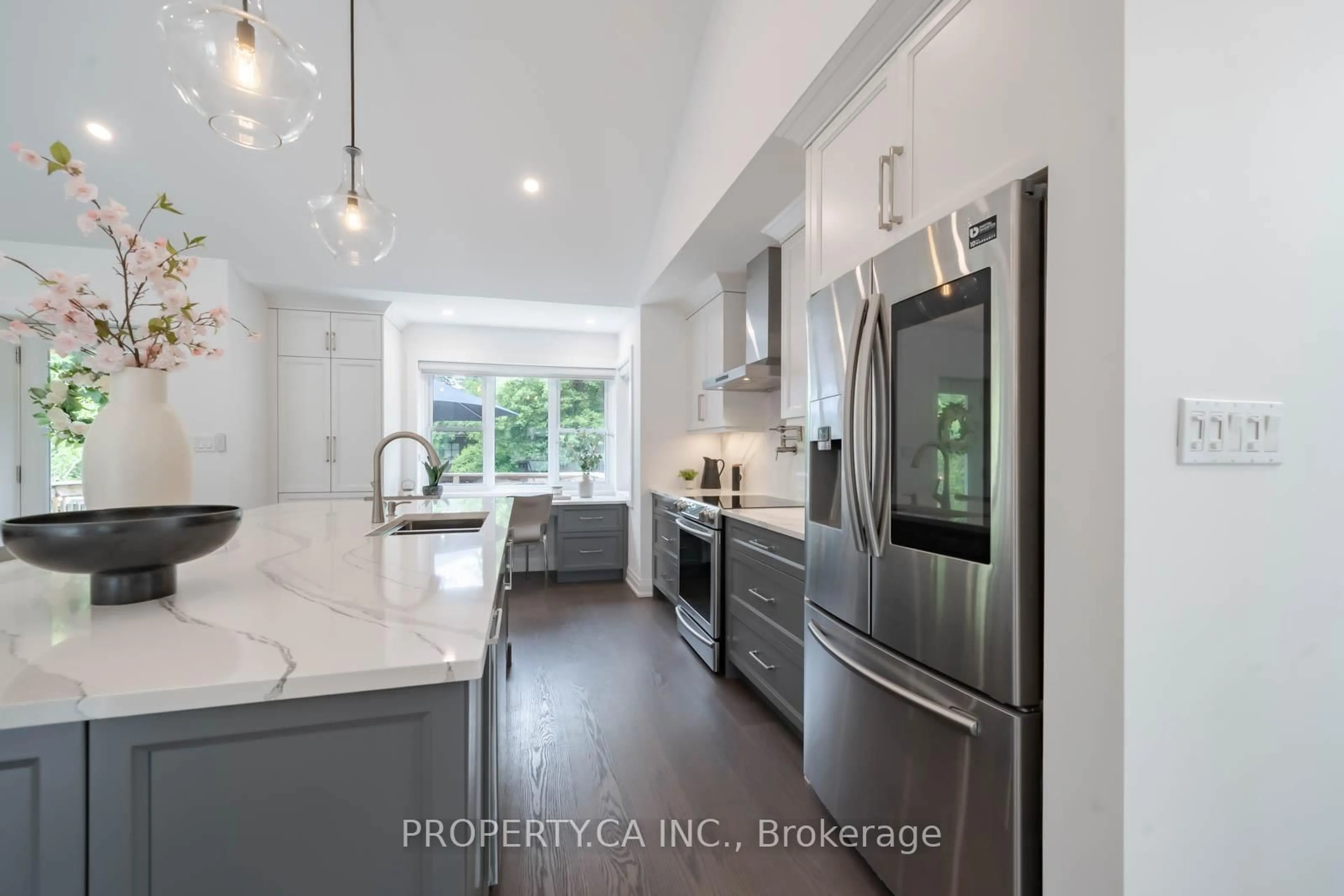 Open concept kitchen, ceramic/tile floor for 1533 Rometown Dr, Mississauga Ontario L5E 2T8