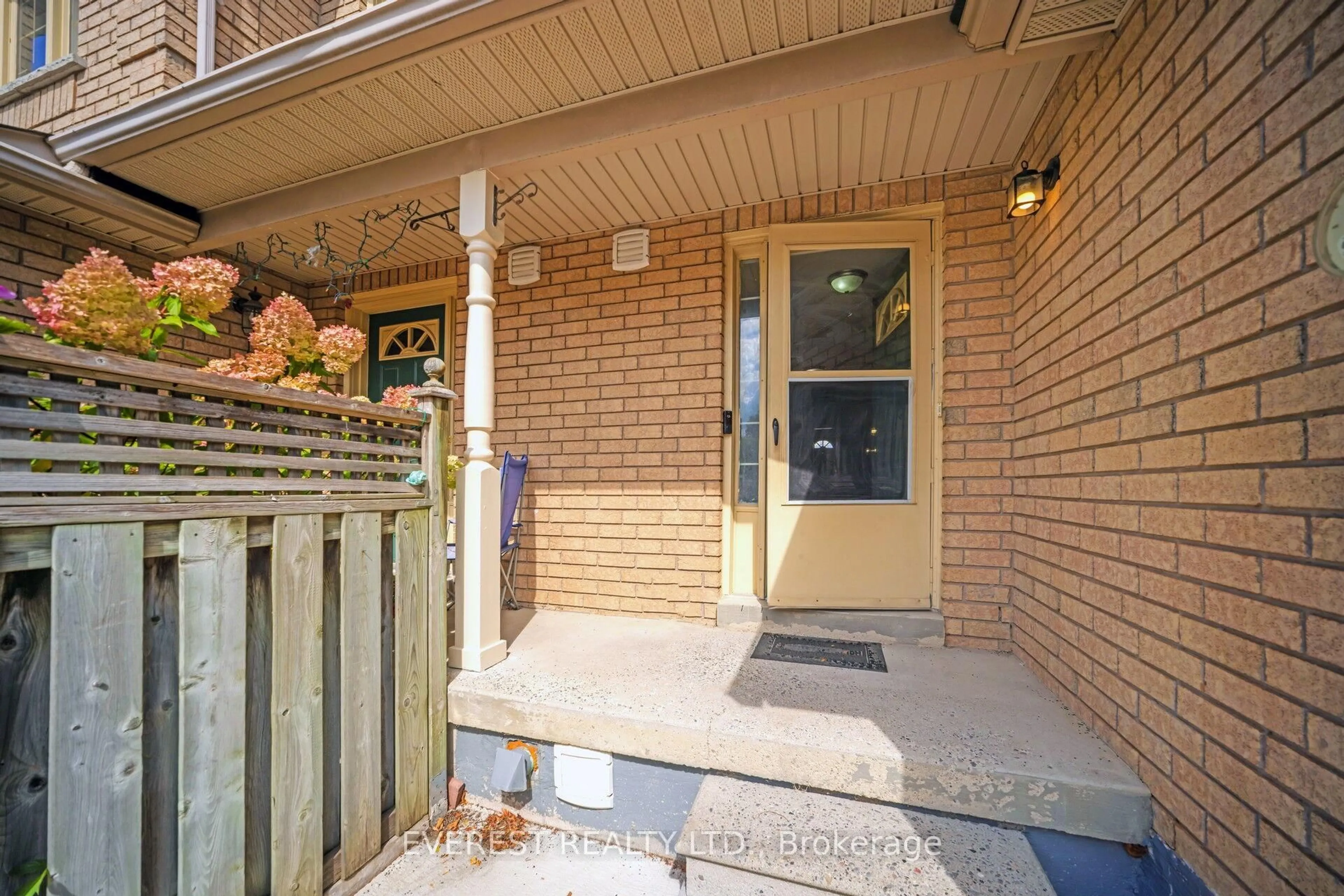 Indoor entryway for 2 Sir Lou Dr #127, Brampton Ontario L6Y 5A8
