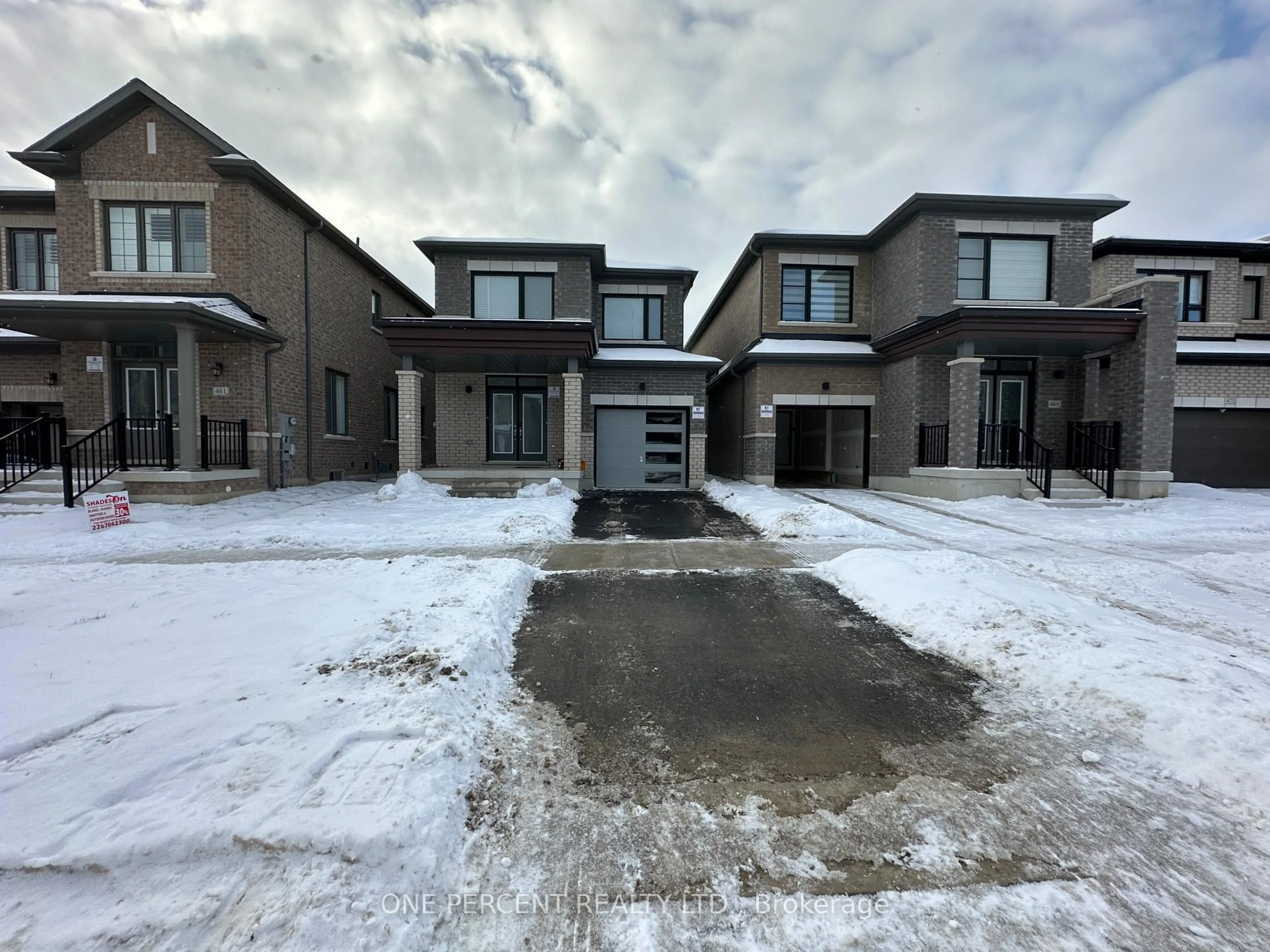 A pic from outside/outdoor area/front of a property/back of a property/a pic from drone, street for 465 Kennedy Circ, Milton Ontario L9E 2C4