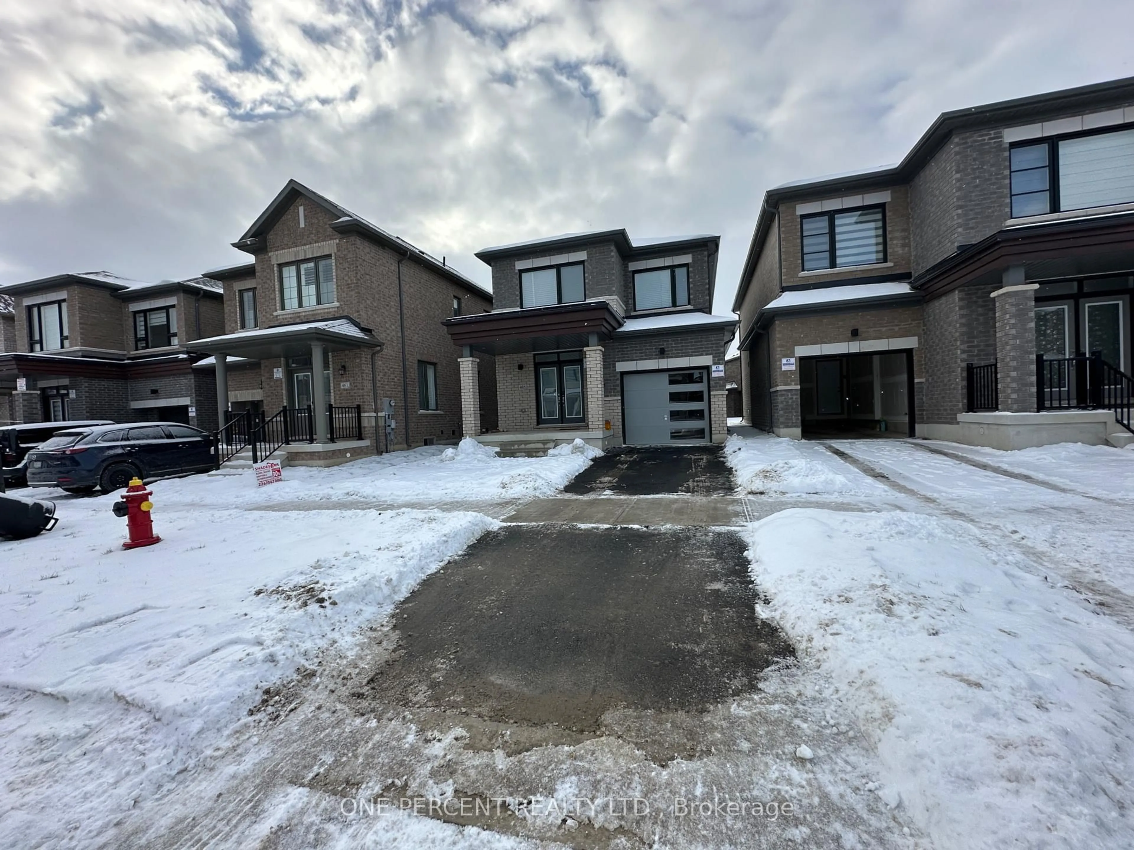 A pic from outside/outdoor area/front of a property/back of a property/a pic from drone, street for 465 Kennedy Circ, Milton Ontario L9E 2C4