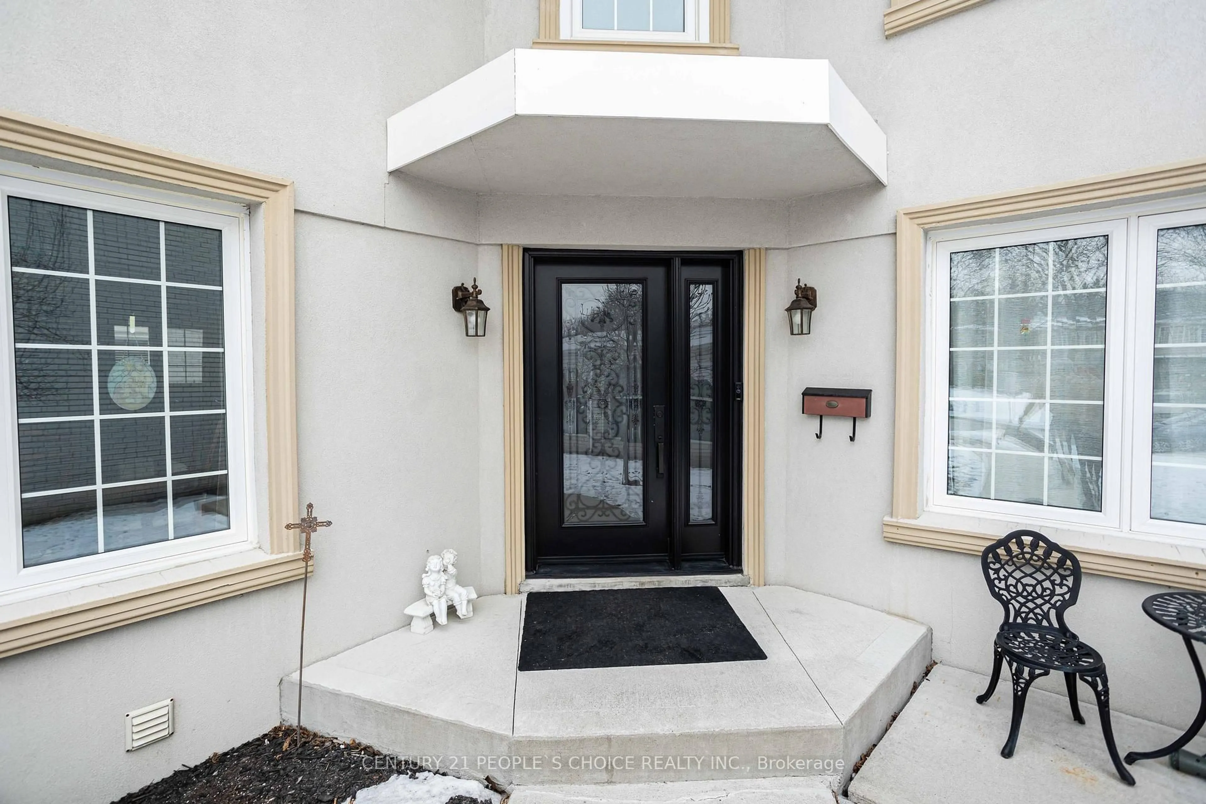 Indoor entryway for 32 Madrid Cres, Brampton Ontario L6S 2X4