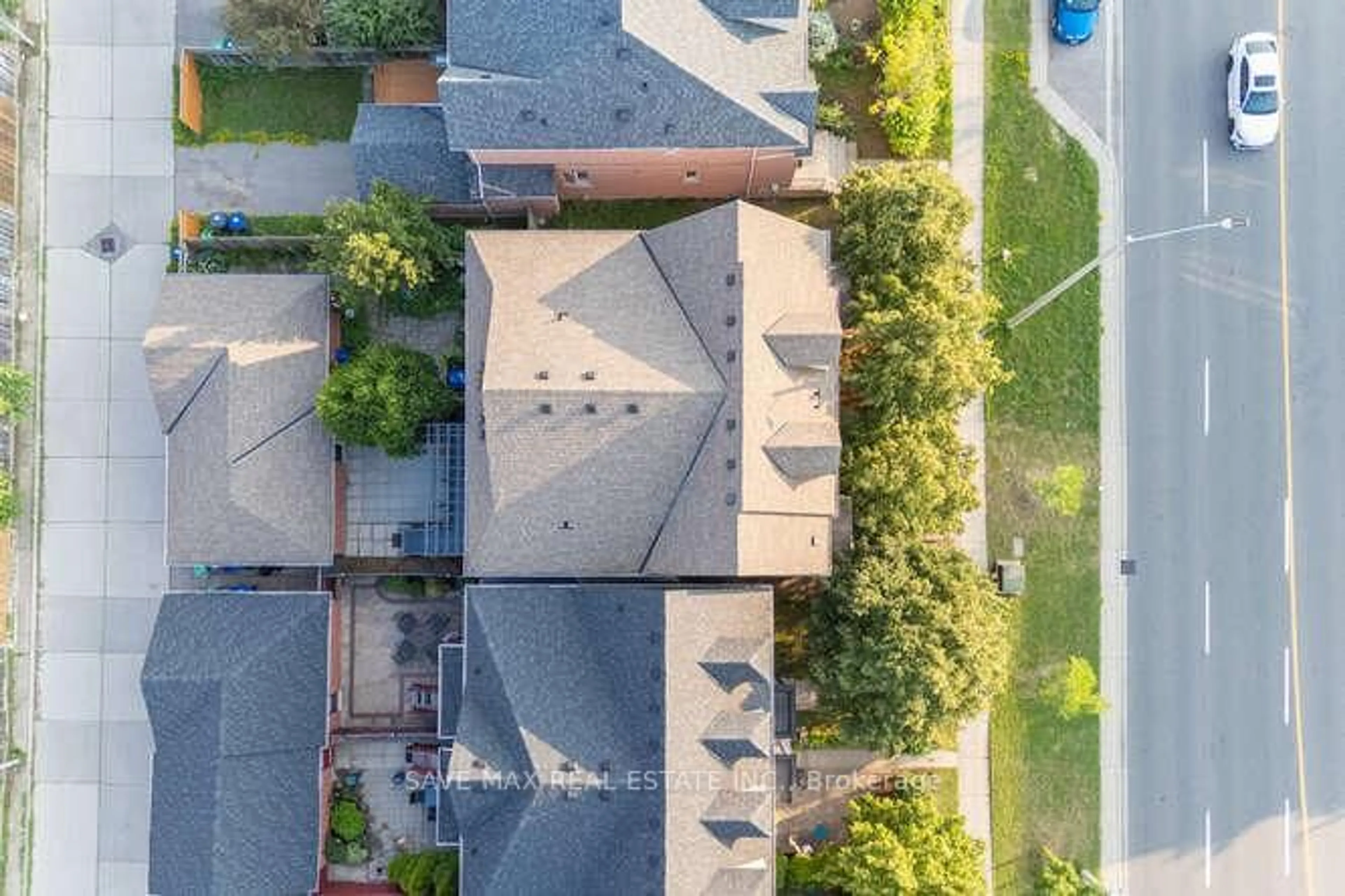 A pic from outside/outdoor area/front of a property/back of a property/a pic from drone, unknown for 3452 Eglinton Ave, Mississauga Ontario L5M 7P4