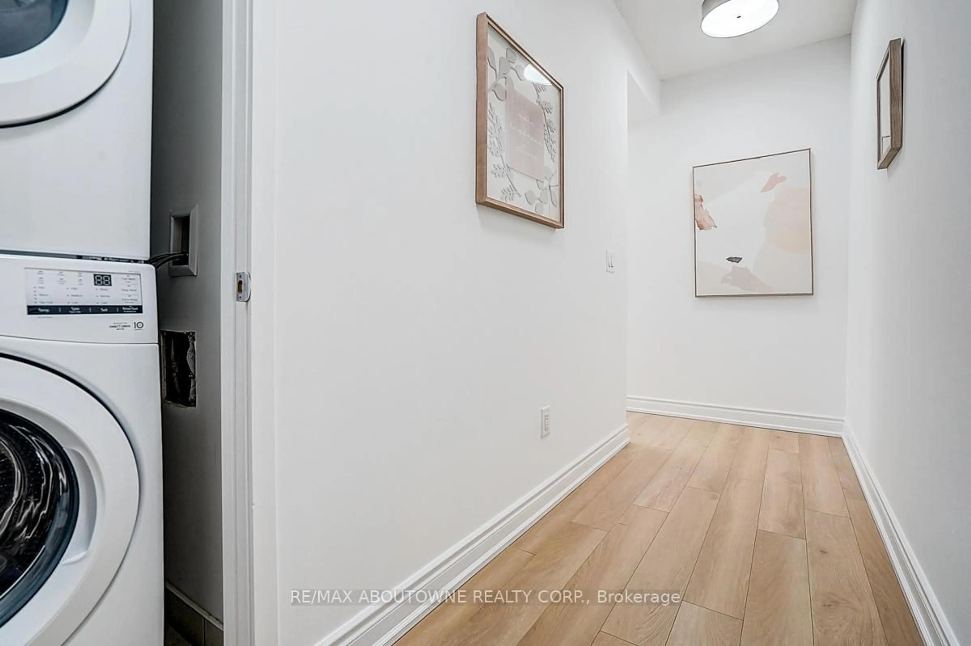 Indoor entryway for 360 Square One Dr #2005, Mississauga Ontario L5B 0G7