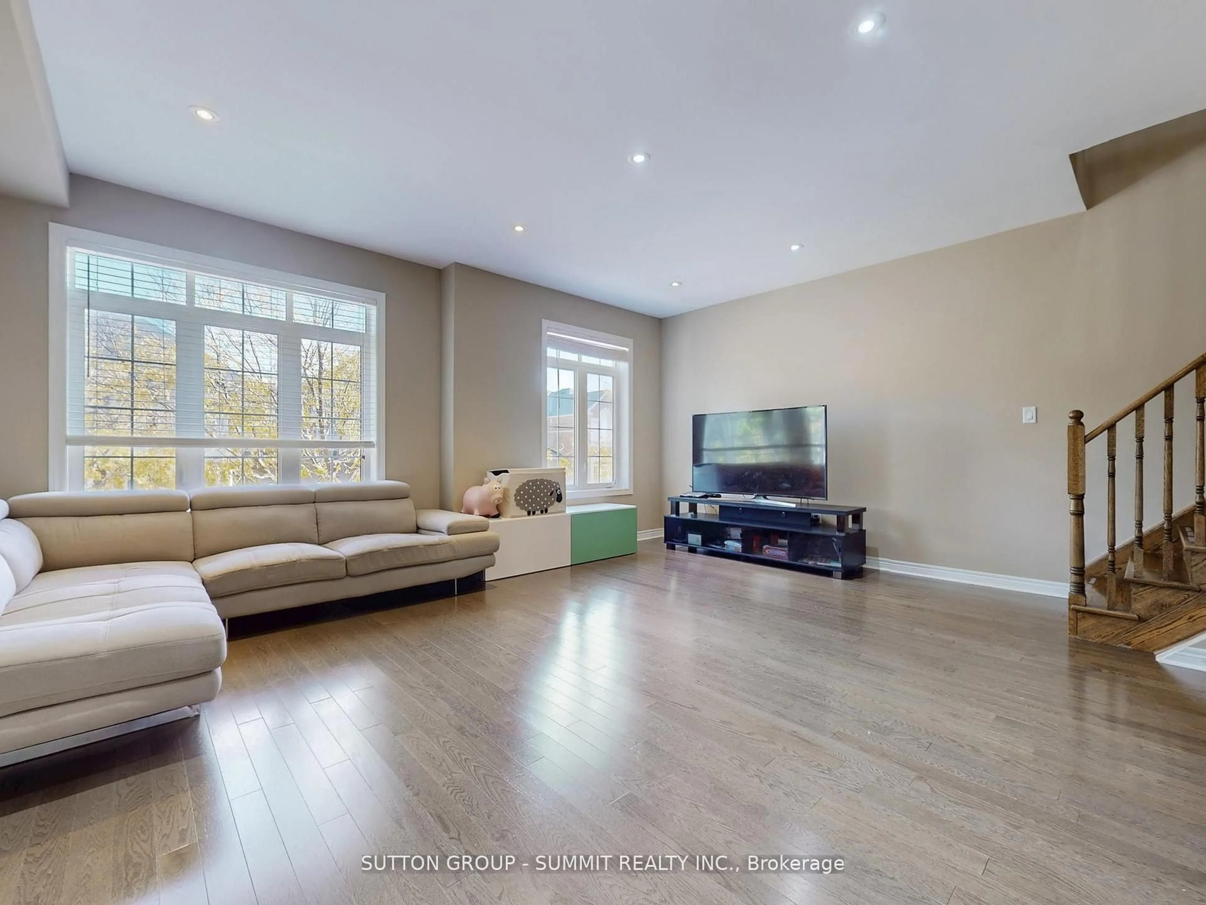 Living room with furniture, unknown for 3050 EBERLY WOODS Dr, Oakville Ontario L6M 0T5