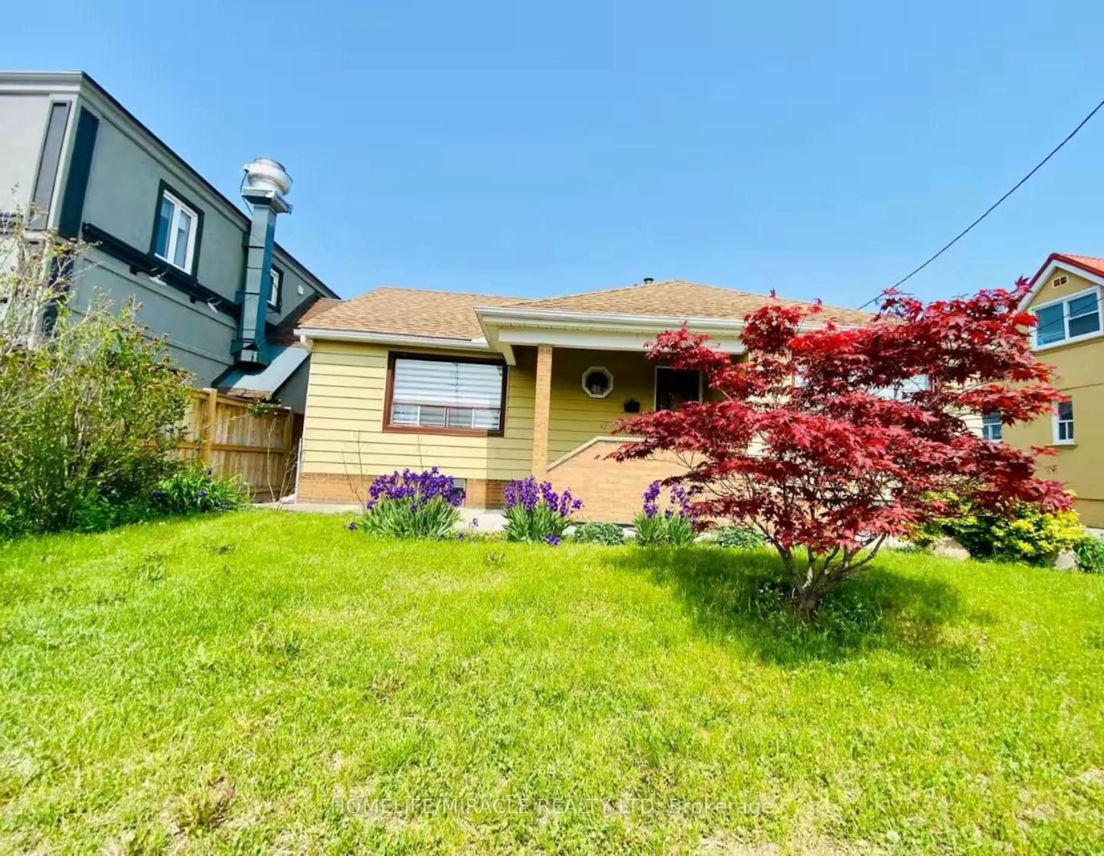 A pic from outside/outdoor area/front of a property/back of a property/a pic from drone, street for 5 Queen St, Mississauga Ontario L5M 1K2