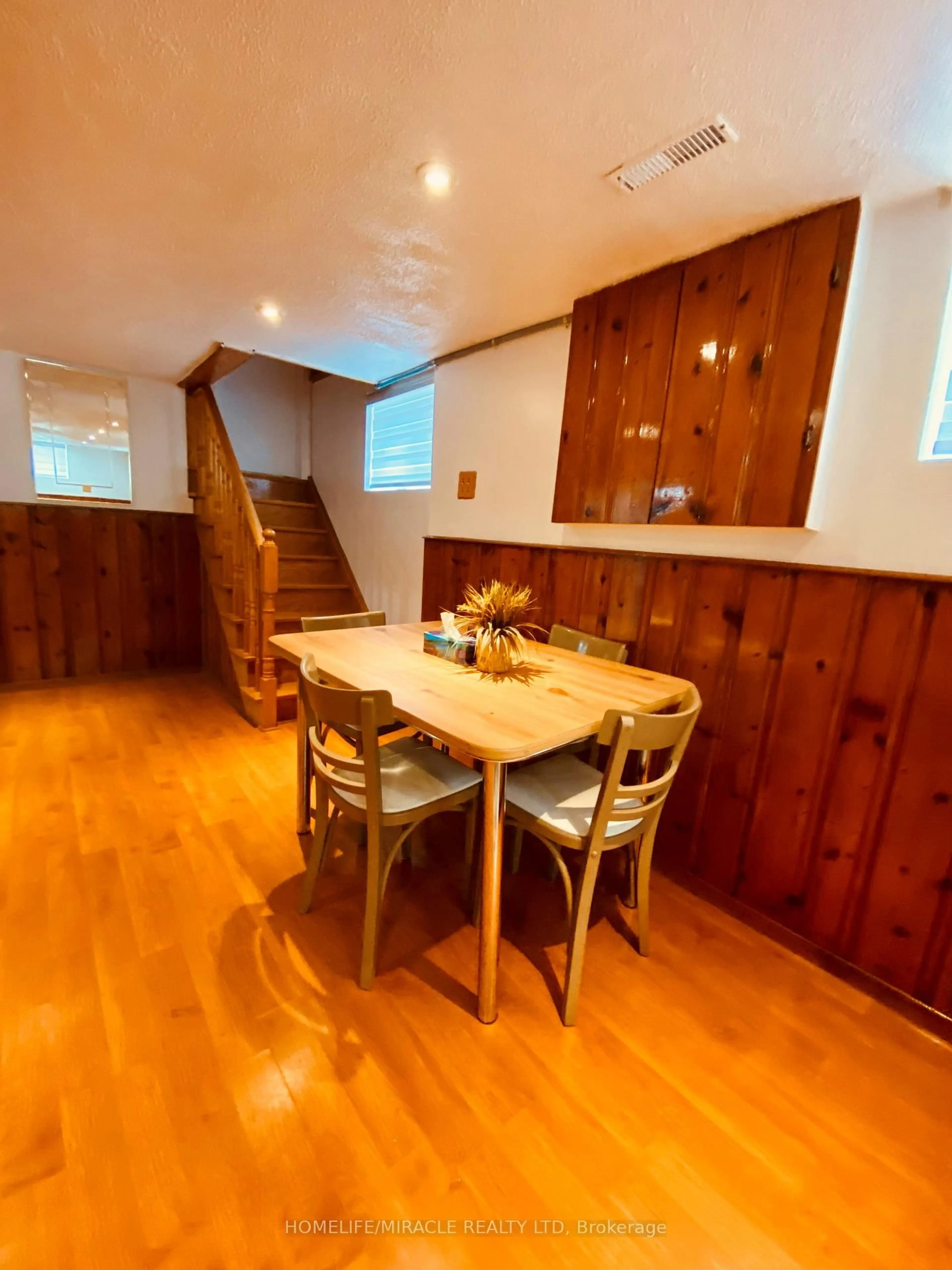 Dining room, wood/laminate floor for 5 Queen St, Mississauga Ontario L5M 1K2