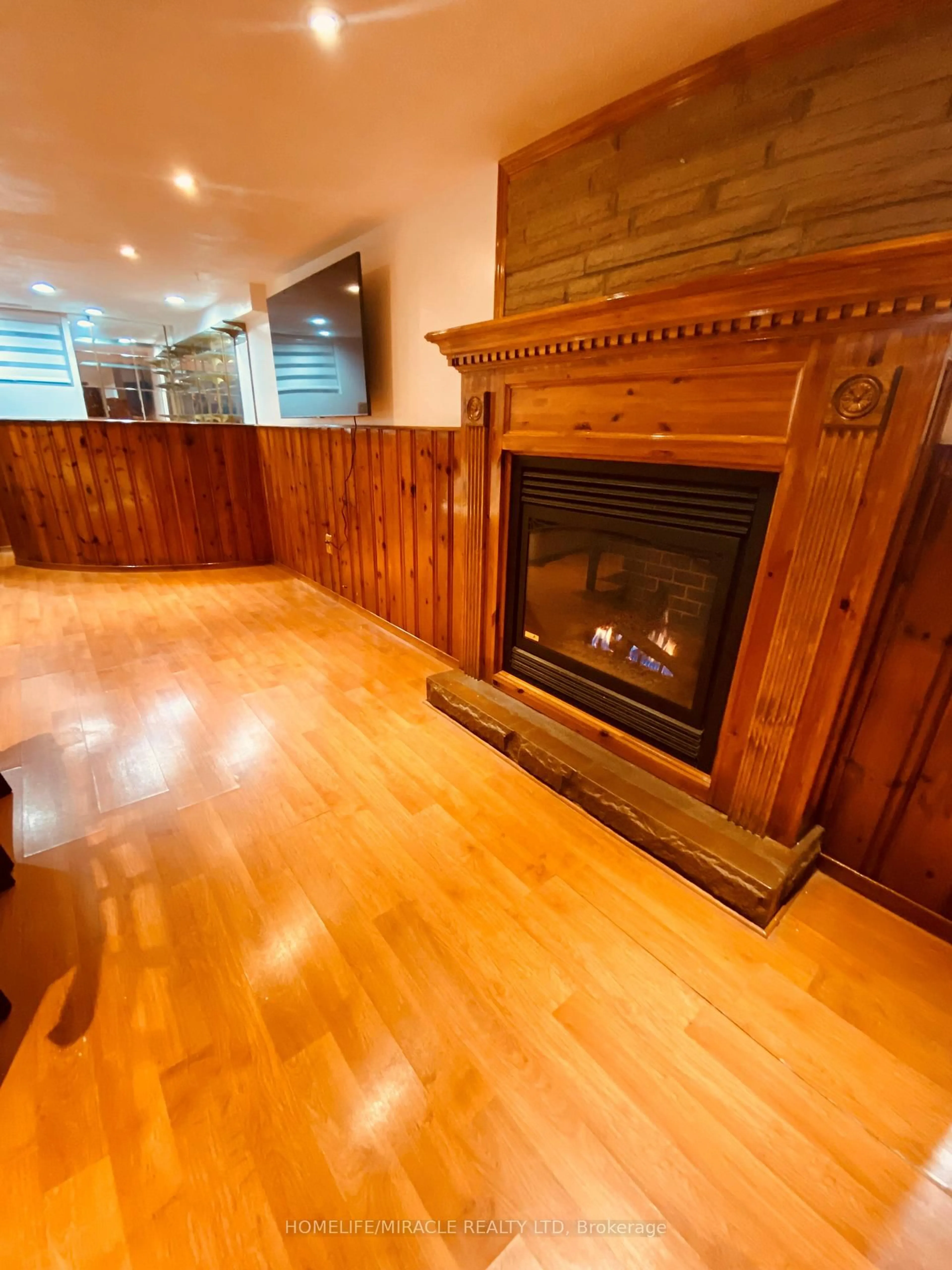 A pic of a room for 5 Queen St, Mississauga Ontario L5M 1K2