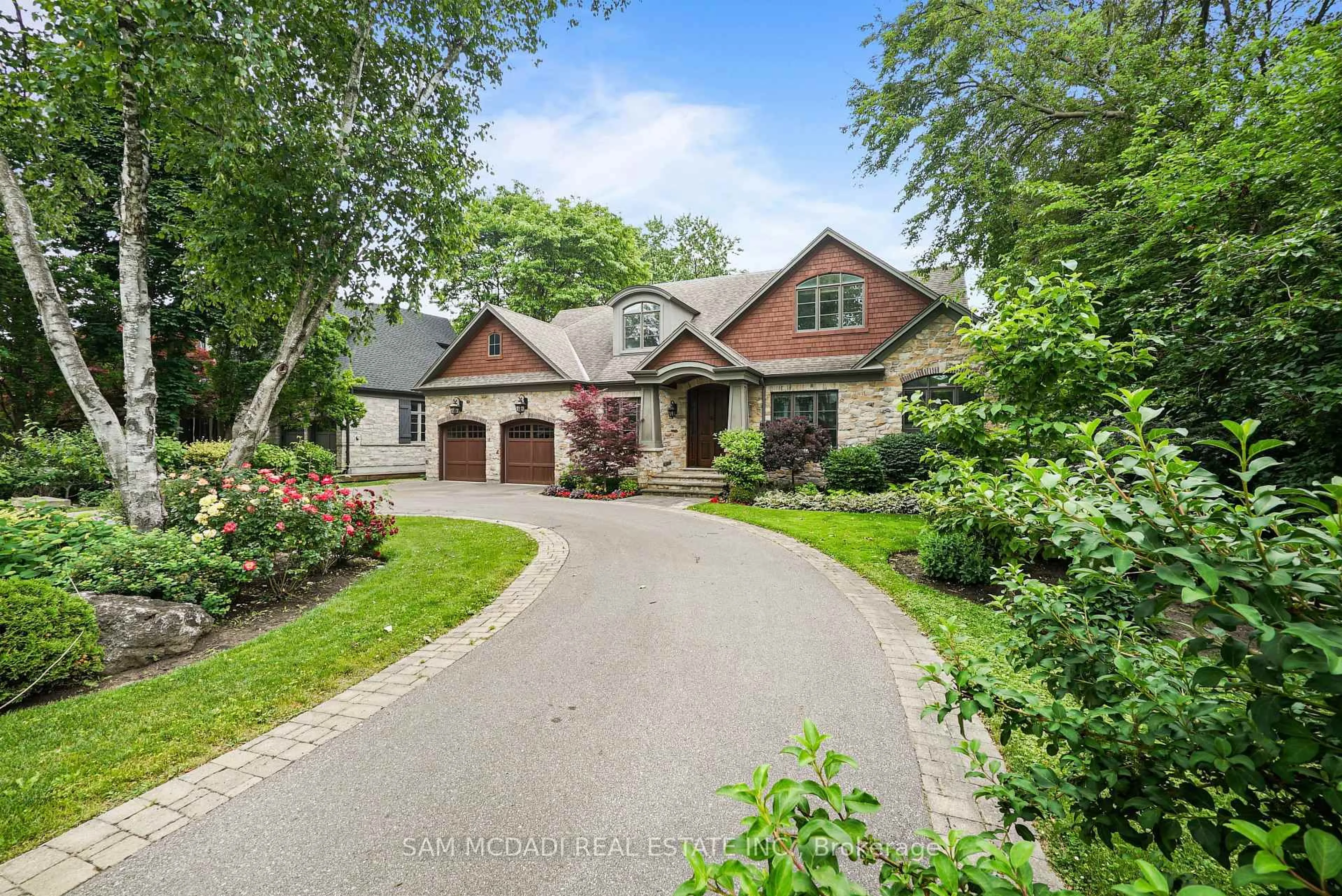 Home with brick exterior material, street for 190 Maplewood Rd, Mississauga Ontario L5G 2M6