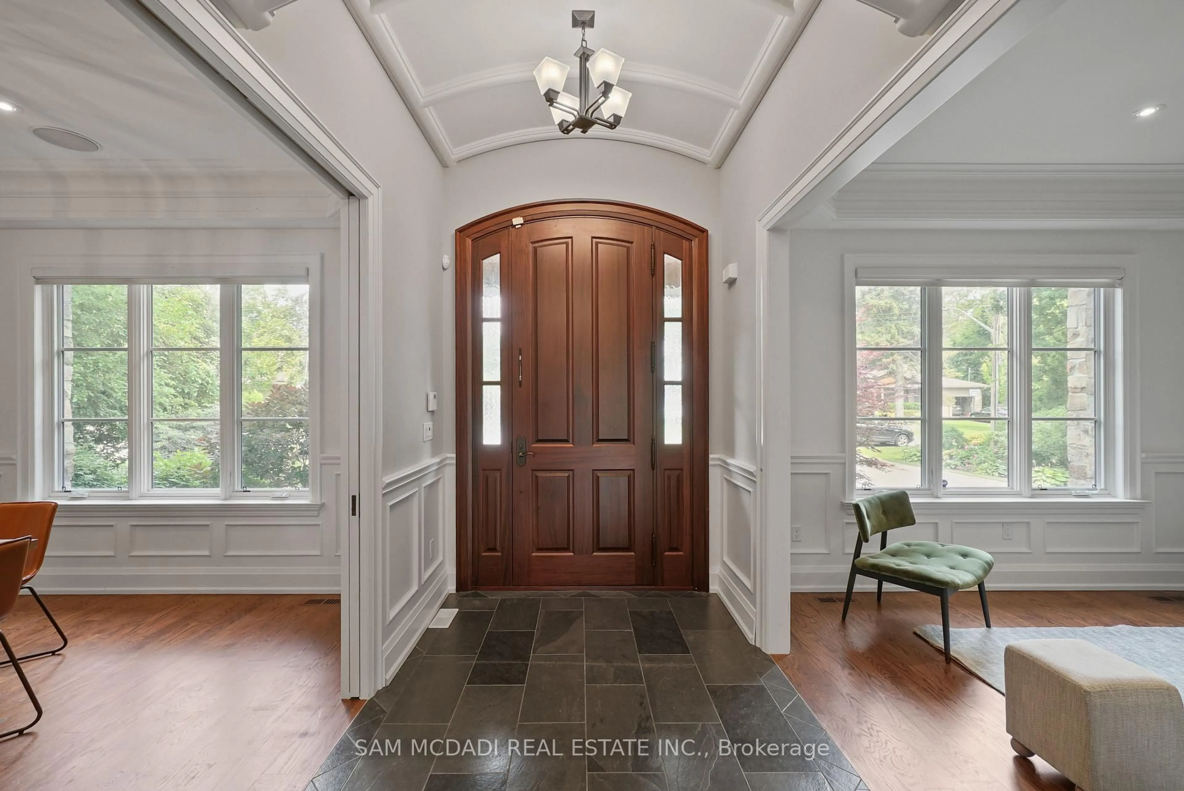 Indoor entryway for 190 Maplewood Rd, Mississauga Ontario L5G 2M6