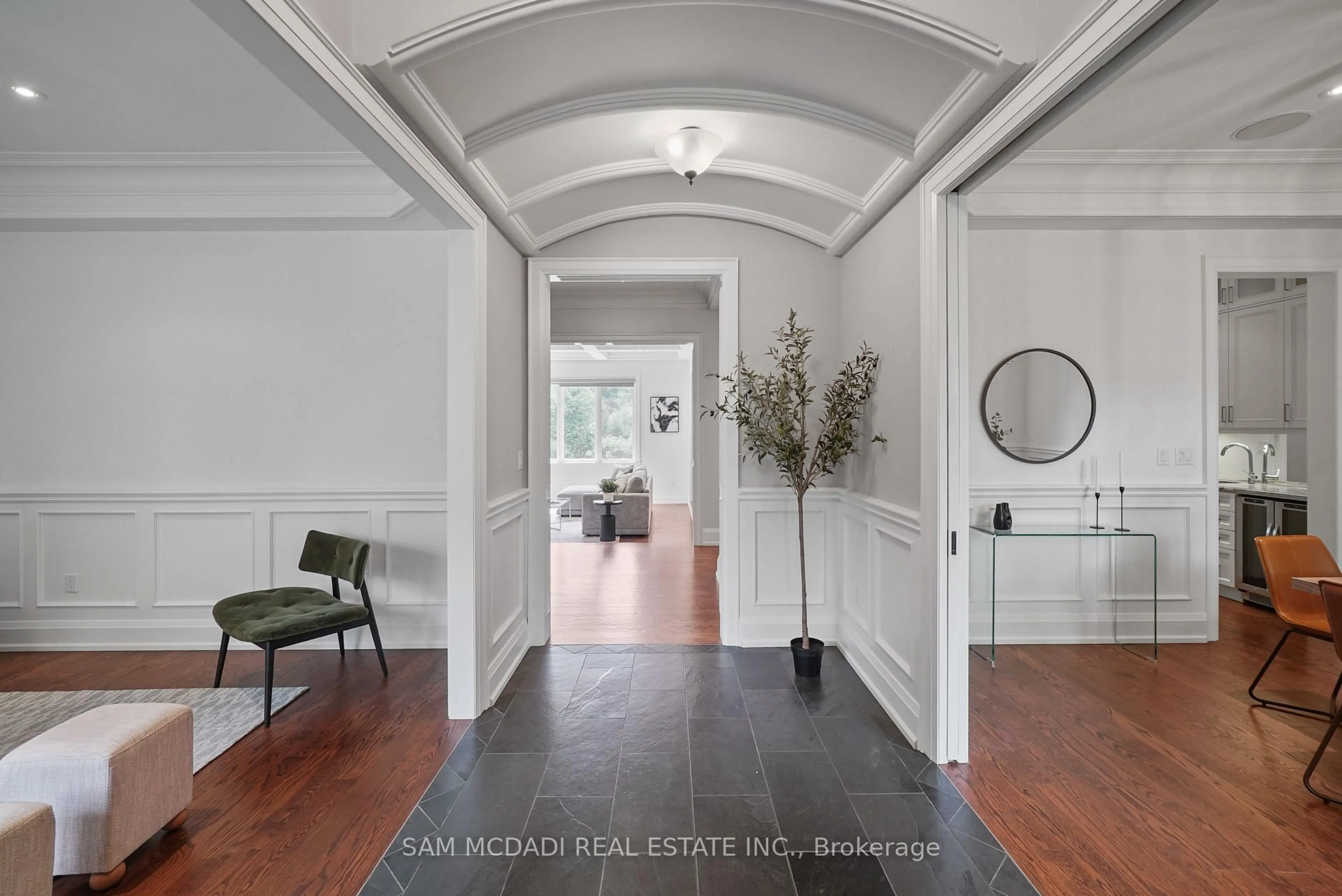 Indoor entryway for 190 Maplewood Rd, Mississauga Ontario L5G 2M6