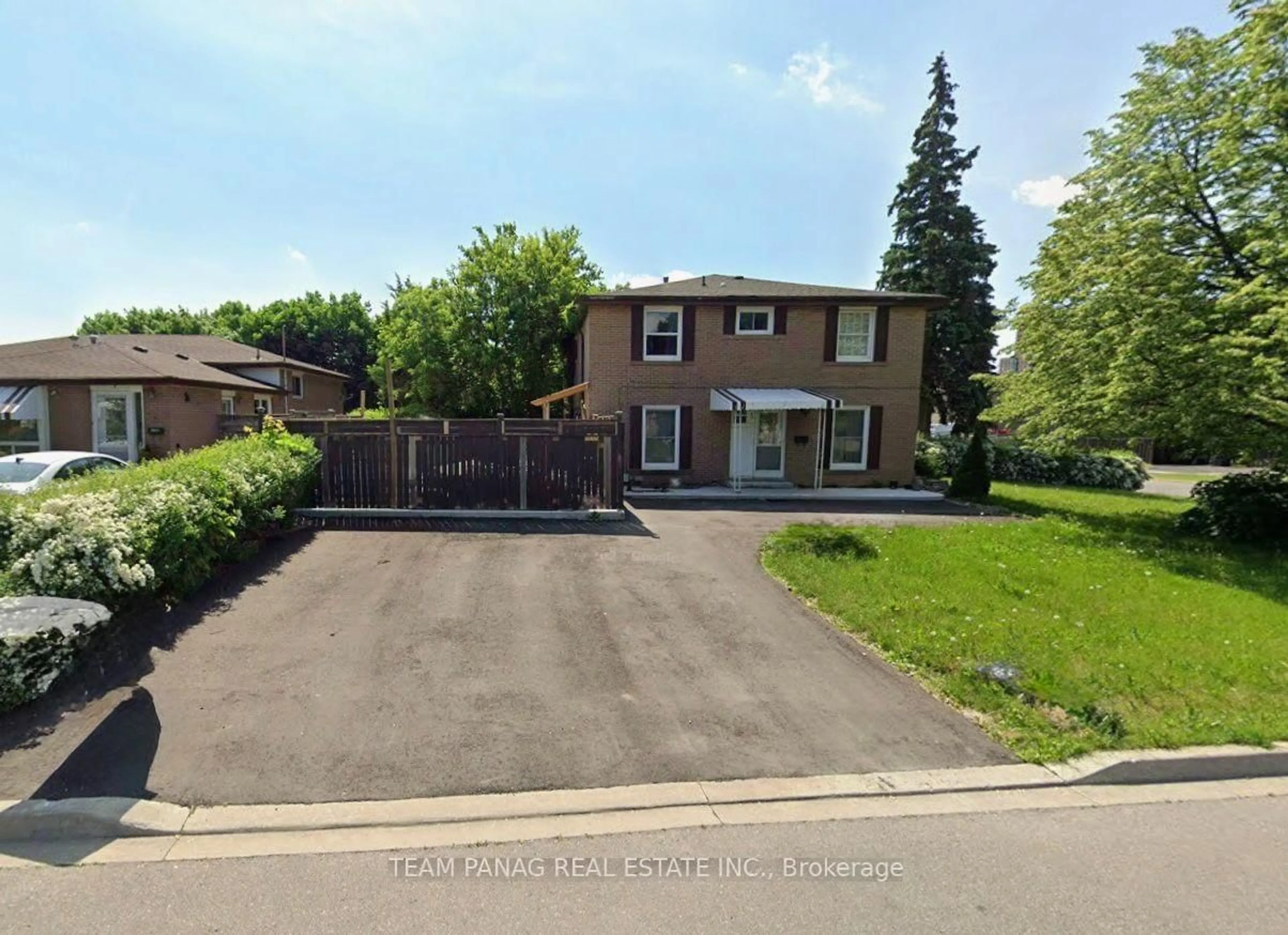 A pic from outside/outdoor area/front of a property/back of a property/a pic from drone, street for 3 Dunwich Pl, Brampton Ontario L6T 1K3