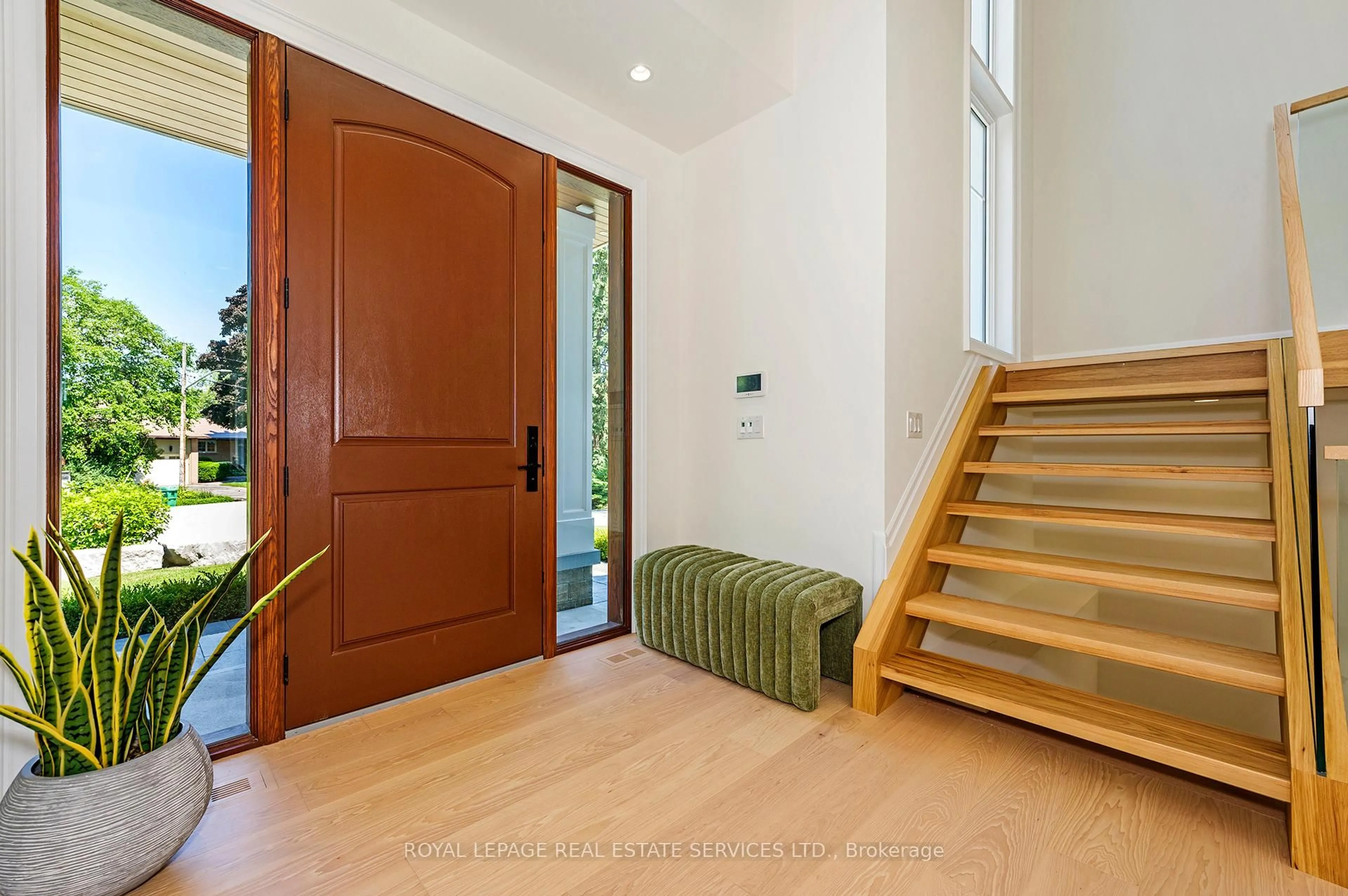 Indoor entryway for 1618 Dogwood Tr, Mississauga Ontario L5G 3A5