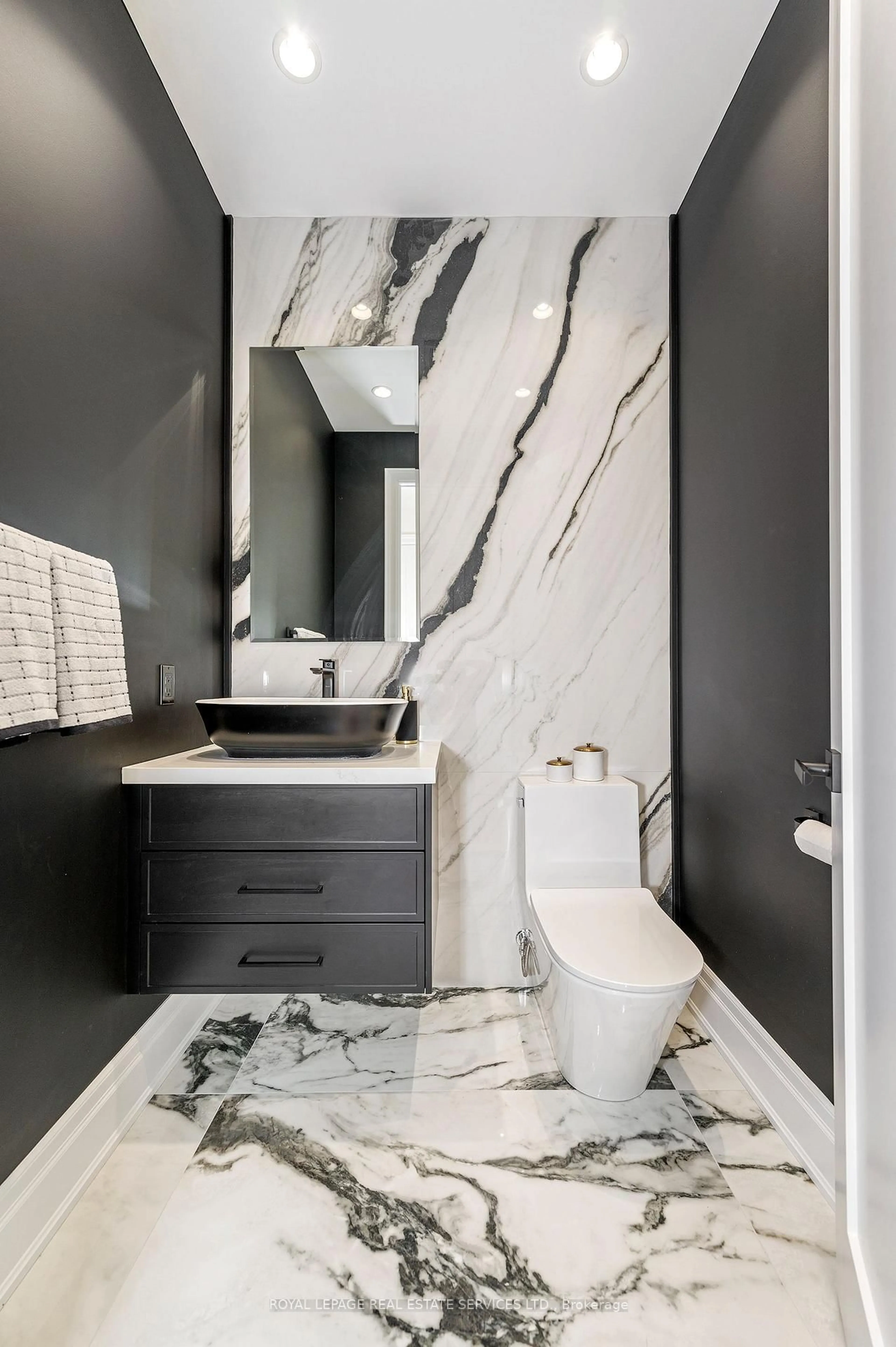 Contemporary bathroom, ceramic/tile floor for 1618 Dogwood Tr, Mississauga Ontario L5G 3A5
