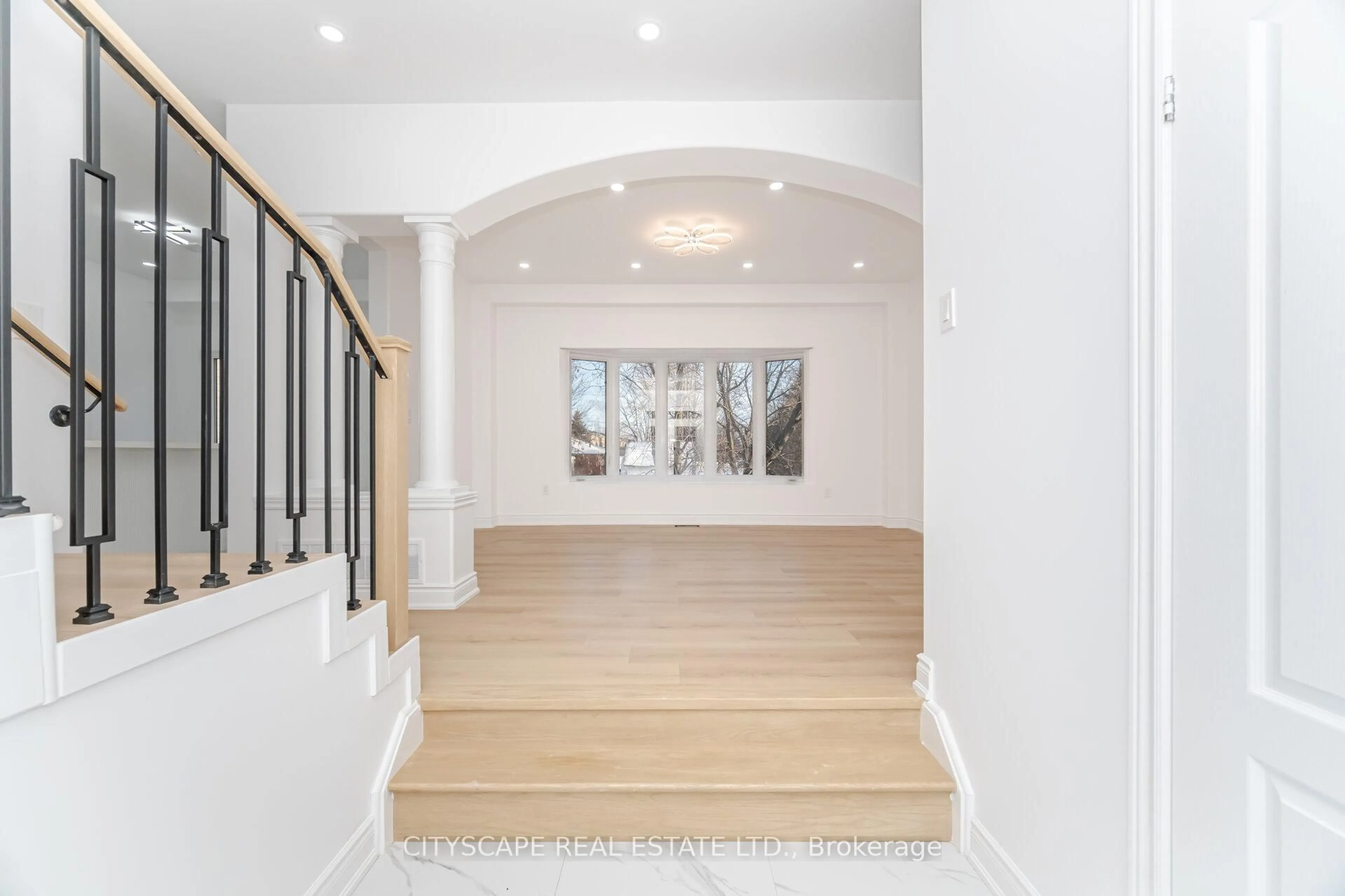 Indoor entryway for 5843 Prairie Circ, Mississauga Ontario L5N 6B4